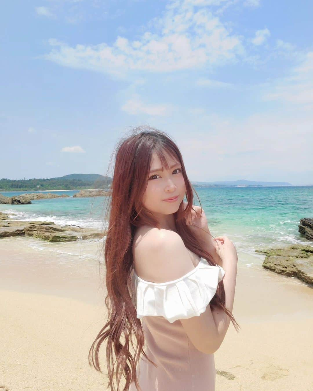 広瀬みくのインスタグラム：「早くまた沖縄行きたいすぎる🥺♡     最近行く頻度めっちゃ減ってるけど やっぱり年に3〜4回は行きたいっ！！   沖縄好きな友達いっぱい欲しいー❣         #沖縄 #海 #ビーチ #沖縄大好き #沖縄好きな人と繋がりたい #沖縄旅行 #ダイヤモンドビーチ #恩納村 #レースクイーン #キャンギャル #リゾートコーデ #オフショルダー #okinawa #japan #beach #okinawatrip #japanesegirl #racequeen #rq #promotionalmodel #darich」