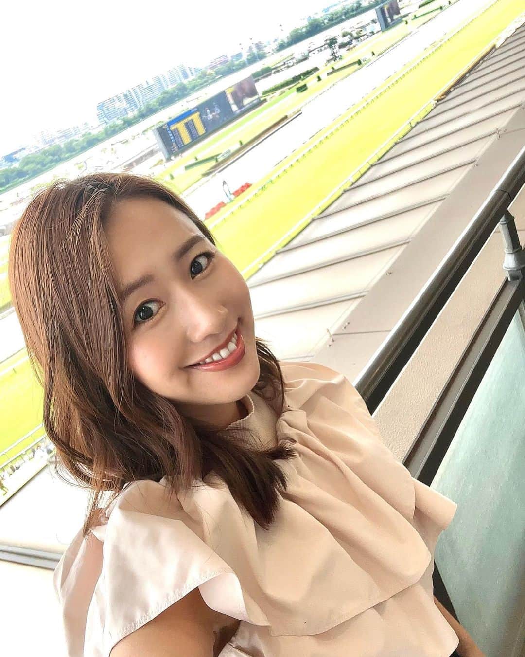 守永真彩のインスタグラム：「. . 今日は上半期の総決算‼️宝塚記念です✨ 宝塚記念が終わるといよいよ夏☀️という感じがしますよね。  良い夏を迎えられるように、しっかりと当てたいところ...!!!  予想はwebスポルティーバ&デイリー馬三郎のアプリで書いています☺️ (先程Yahoo!ニュースにも取り上げていただきました🤭)  リンクはストーリーから飛べます🔗  今日も一日競馬を楽しみましょう🎉✨  #そんな私は #今日は東京競馬場におります  #宝塚記念 #競馬　#競馬女子」