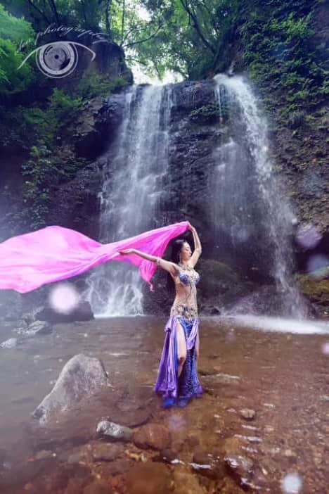 Loxyのインスタグラム：「🏞️ water fall's shooting!  📷photo by:⁠@couros_photography 💃costume designed by:⁠hanan  🧚model:Loxy  🏞️🏞️🏞️🏞️🏞️🏞️🏞️🏞️🏞️🏞️🏞️🏞️🏞️🏞️🏞️🏞️🏞️🏞️🏞️🏞️🏞️🏞️🏞️🏞️🏞️🏞️🏞️🏞️ #滝#滝行#キャンプ#山 #撮影#自然が好き #自然が好きな人と繋がりたい #waterfall #river#shooting #dancer #followme #likes#likeforall」