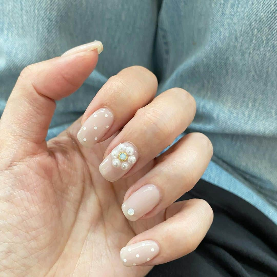 aya*さんのインスタグラム写真 - (aya*Instagram)「💅 ・ new nail … 🫧 ドットとお花の組み合わせ☺︎ 薄いベージュカラーに ホワイトのドットにしました♡ ・ ・ #nail #nails #jelnail #ネイル #ジェルネイル #젤네일 #네일디자인 #韓国ネイル #大人ネイル #シンプルネイル #ロカリ」6月25日 10時56分 - aya7655