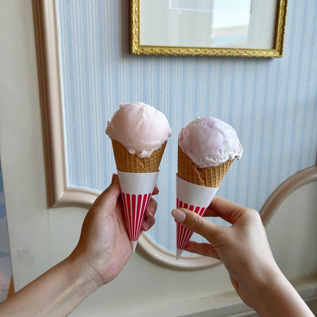 あかねぴのインスタグラム：「.  🍨🍑🍓  ディズニーランドのだいすきな アイスクリーム屋さん♡ 40周年サンデーもおいしそうだった🫧  #disneyland #icecreamcorn #icecream」