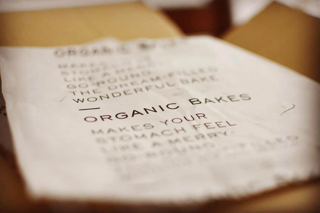 奥貫薫さんのインスタグラム写真 - (奥貫薫Instagram)「.  伝票の文字も 綴られたメッセージも 包装紙も段ボールも 小麦のひと粒ひと粒も 隙間なく愛だらけ　  organic bakes  @organic.bakes  のスコーンと焼き菓子の詰め合わせ」6月25日 11時14分 - kaoru_okunuki