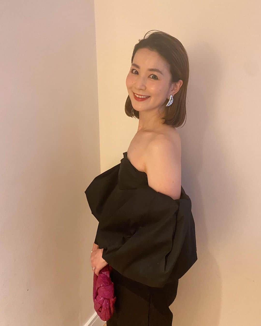 秋元玲奈のインスタグラム：「Outfit I chose for my first night out in London🌉✨  パパの 「たまには玲奈も行ってくれば？」 の一言で、ママ友達と 初めてのナイトアウト😎  #nightout #nightoutfit  #london #londonlife tops #khaite pants#alexandermcqueen  sandal#manoloblahnik  bag #bottegaveneta」