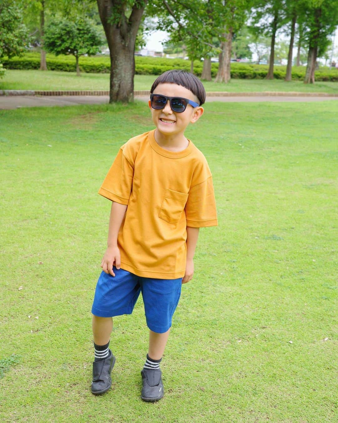 のインスタグラム：「長男セレクトのブルーパンツにせっかくならと キャメルのTシャツでカラーコーディネート🍊 足元は黒でかっこよく (大体このソックスに靴なのだけど…) サングラスしよっかな～と ミラーサングラスを合わせていました😎  彼の大好きなストレッチ素材 とにかくアクティブBOYだから いかに動きやすいかなんだよね🐒 柔らかい肌ざわりもお気に入りポイントだそうです♪  身長：118㎝ サイズ： エアリズムコットンクルーネックTシャツ130cm ストレッチイージーパンツ120㎝  @uniqlo_jp   #これ実はユニクロキッズ#PR#ユニクロ」