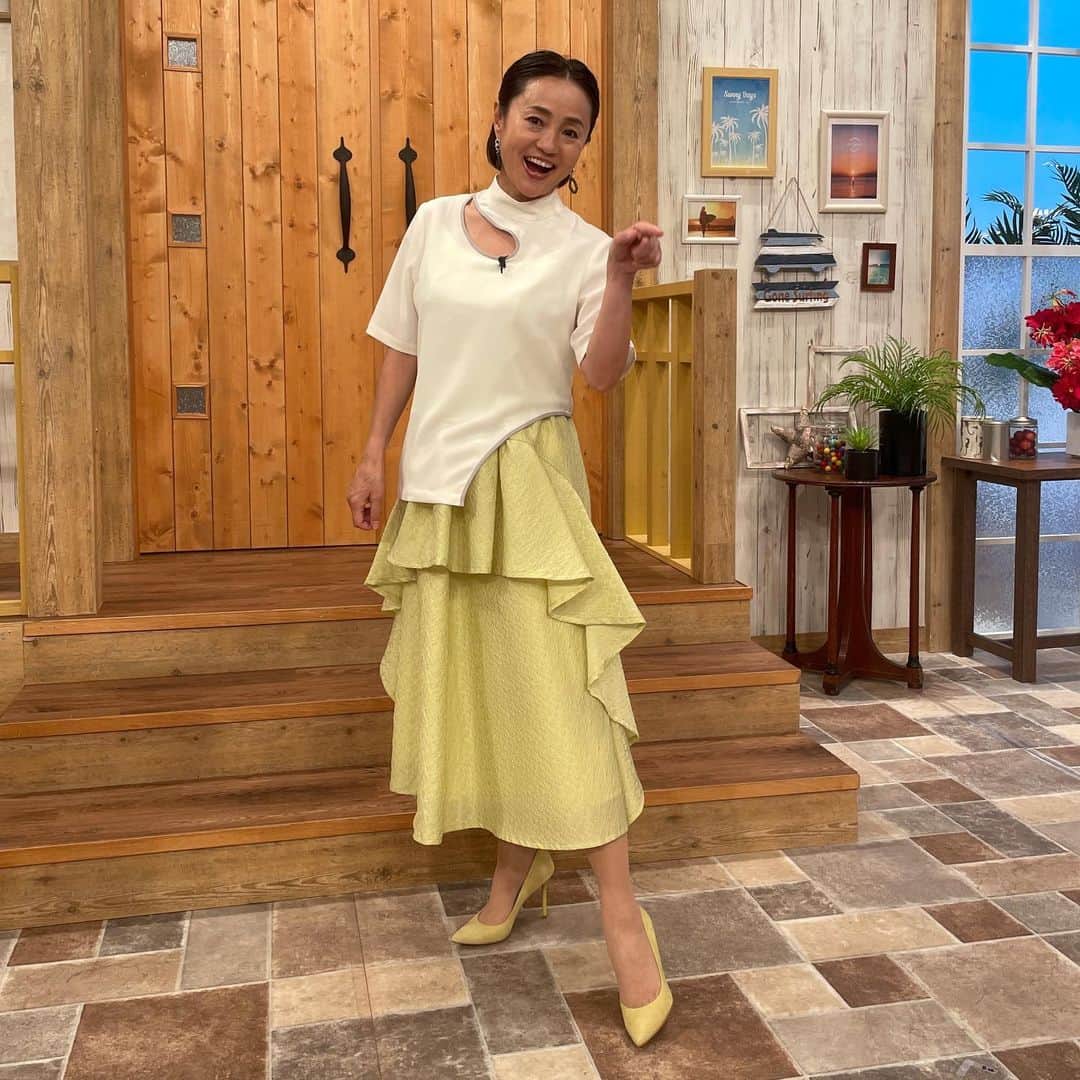橋本志穂さんのインスタグラム写真 - (橋本志穂Instagram)「先日の衣装。。  スカートの履き方、 間違ってることに途中で気付いた🤪  2枚目の写真は間違った着方。 でも、それはそれで 可愛くない❓❓  #衣装」6月25日 11時19分 - shihohashimoto3