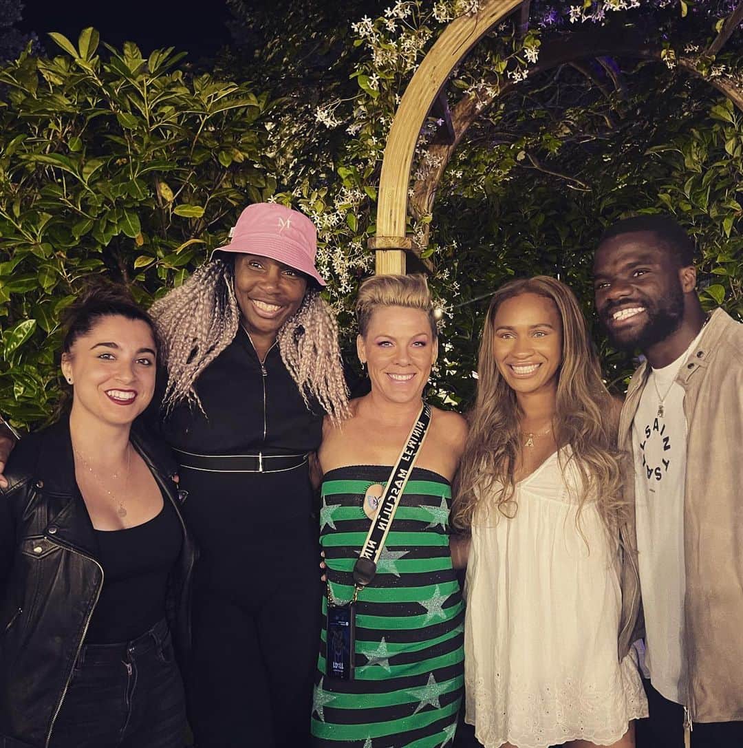 P!nk（ピンク）のインスタグラム：「This is what I call a champion sandwich. Hyde park went off and the night was perfect. Getting to hang out with your hero buddies is the icing on the cake. I did offer free tennis instruction but it seems they feel they’ve got it handled for now. I’m available guys if you change your mind. @venuswilliams @bigfoe1998 @ayan.broomfield」