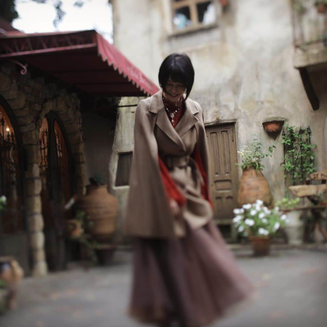 畑亜貴のインスタグラム：「素敵に撮影してもらって嬉しい！  摄影师拍得很漂亮，我真的很开心！  깨끗하게 촬영해 주셔서 정말 기쁩니다!  I'm glad to have a nice photo shoot!  Me alegro de haber hecho una buena sesión de fotos.  Photo: Akihiko Kyuki @9k_japan  Hair & make-up: Yoshinori Ito @barber_ito   #akhtravelogue #akhtshooting  #歌う畑亜貴 「進退維谷まる Monologue ver.」配信中！ https://linkco.re/0Qub35CS  Arrange & mix: Masamichi Nishioka @mightymarr」
