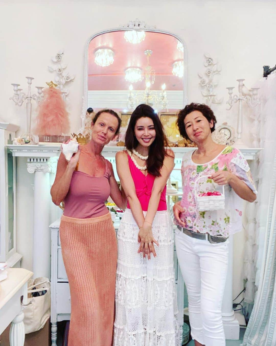 エミ ペインさんのインスタグラム写真 - (エミ ペインInstagram)「今年の松屋銀座のハワイフェアは マヌ @manukaijewels  そしてチトちゃん @chitchathawaii と ３人揃って店頭にいられることが嬉しい♥️  日本で３人揃うのは初めて😍  是非お喋りしにいらして下さい👧🏼👧🏻👧🏽  いらして下さったお客様とゆっくりお話 出来るよう去年の松屋銀座スタッフのみんなが 今年も私達をサポートしてくれます😭  万全の体制で皆様のお越しをお待ちしております♥️  #ハワイフェア2023 #feelhawaiiinginza  #松屋銀座ハワイフェア  #松屋銀座 #chitchathawaii  #manukaijewelry  #musebyrimo」6月25日 11時28分 - emipaine