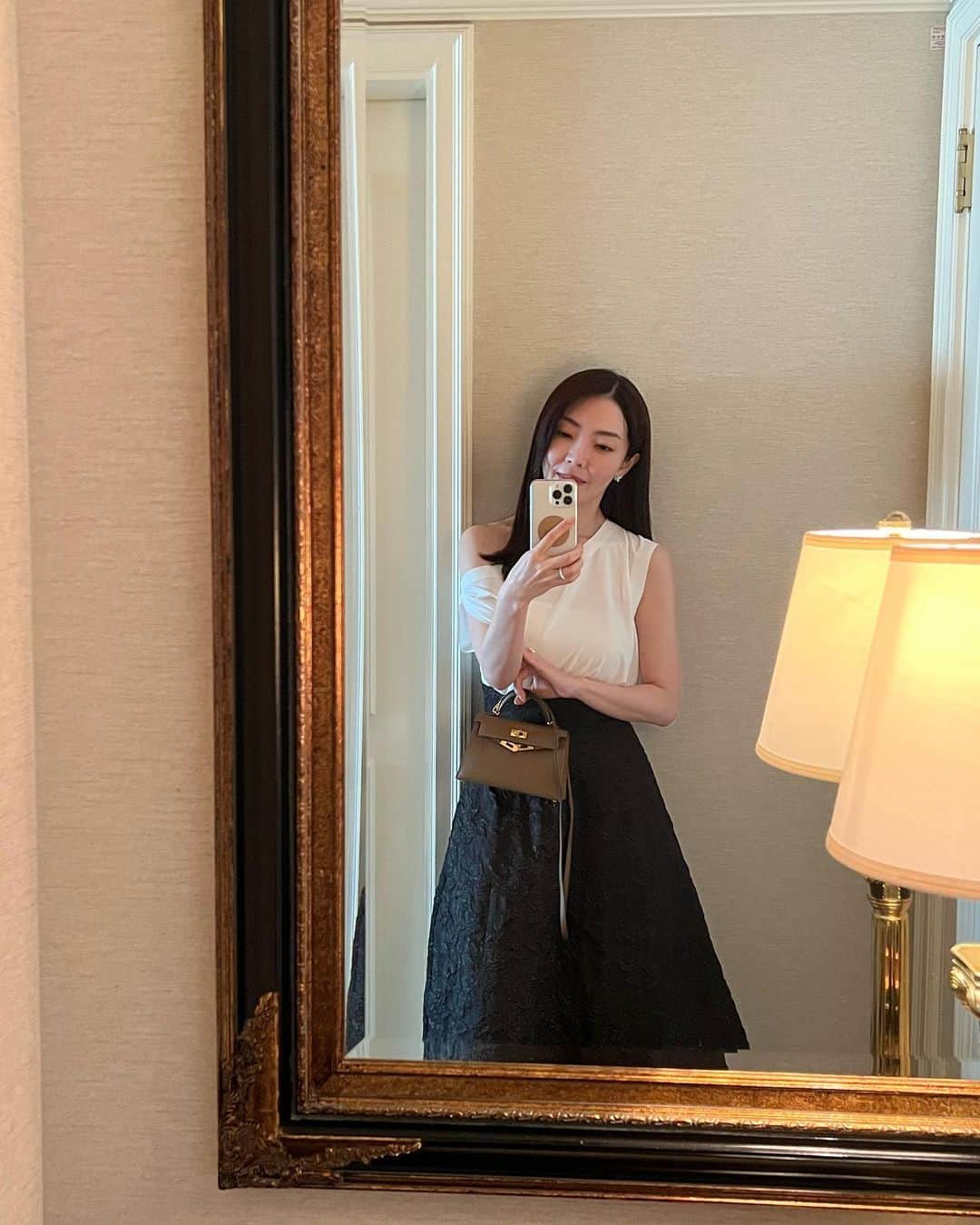 大野真理子のインスタグラム：「tops #normakamali  skirt #drawer bag #hermes うっかりすると肩が冷えます。ご注意下さい🤓」