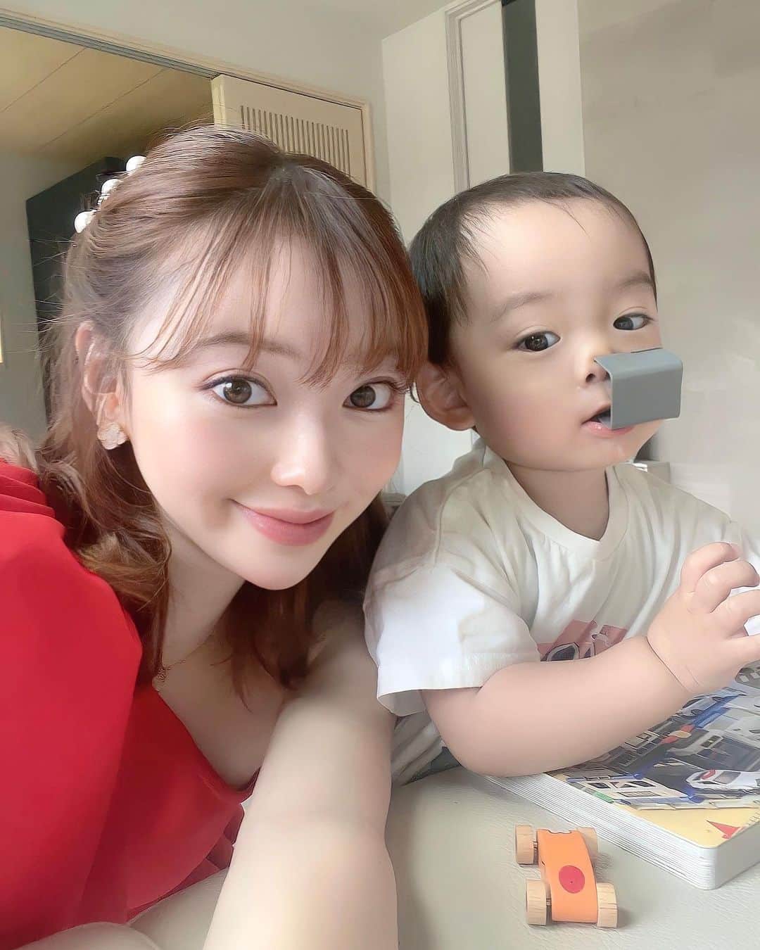 水紀華のインスタグラム：「⁡ ママとパパの愛おしい 大切な宝物👶🫧🫧 ⁡ ⁡ マイホームが完成して 住み始めてから もう1年も経ったなんて… ⁡ 3人家族で過ごす日々も 今年中には終わり これから4人家族になって ⁡ どんな日々をこのお家で過ごせるのか 楽しみです💕💕💕 ⁡ ⁡ ⁡ 【胎児はみんな天才だ】 という本を息子を妊娠中に知って読んだのですが ⁡ いい意味で常識が覆り ⁡ ⁡ “赤ちゃん”だから分かるはずがない 出来っこない　と見下して 親が尊重して向き合わないのは 非常にもったいないことだと 気付かされました。 ⁡ 親の私が息子の可能性を1番に信じて 持っている才能を最大限に引き出して あげられるような接し方を 模索しながらも意識してきました。 ⁡ ⁡ そうしたら… 先日、スクールで取り組んだ 傘の絵を見てびっくり🫢✨✨ （最後の画像） ⁡ 先生の指示通りに 枠毎に色を変えて はみ出さないようにぬり ⁡ 傘の持ち手の部分は 『J』の形でちゃんと描いており その観察力に衝撃を受けました🫧 ⁡ ⁡ 1歳でもここまでできる👏 我が子のことを見下し 出来っこないと 可能性を信じないのは とても勿体ないことなのです。  ⁡ ⁡ あと2週間で 息子は人生初めての舞台に立つ ピアノの発表会があります🎹 ⁡ 最初は1歳でできるの！？ と思いましたが ⁡ 親の狭い視野で可能性を狭めるのは とても勿体ないことだと思い ⁡ ピアノの習い事も始め 週に1回息子は頑張っています💓 ⁡ ⁡  ⁡ ⁡ 我が子のことを見下している人は 同じように常に周りの人やパートナー そして自分自身のことも見下しています。 ⁡ ⁡ そうすると 人の優しさや思い遣り 可能性や能力に気付けない 感じ取れない自分にどんどんなっていきます。 ⁡ ⁡ 私は、私の可能性を 自分が1番に信じています。 ⁡ だからこそ 幼い頃からの夢を叶え 19歳で学生起業をして 22歳で年商億を達成し 26歳で銀座のビル一棟借りが できるような人生になったのだと思います。 ⁡ ⁡ これから多くの人に喜んでもらえるような トータルビューティーが叶う 美容ビルを作っていくことが楽しみです🫧 ⁡ ⁡ @cocomin_hana  ⁡ #妊娠中 #胎教 #幼児教育 #美容サロン経営 #美容サロン #女社長 #女性起業家 #起業家女子 #起業家ママ #マイホーム #ホテルライクな暮らし #20代の家づくり #20代ママ」