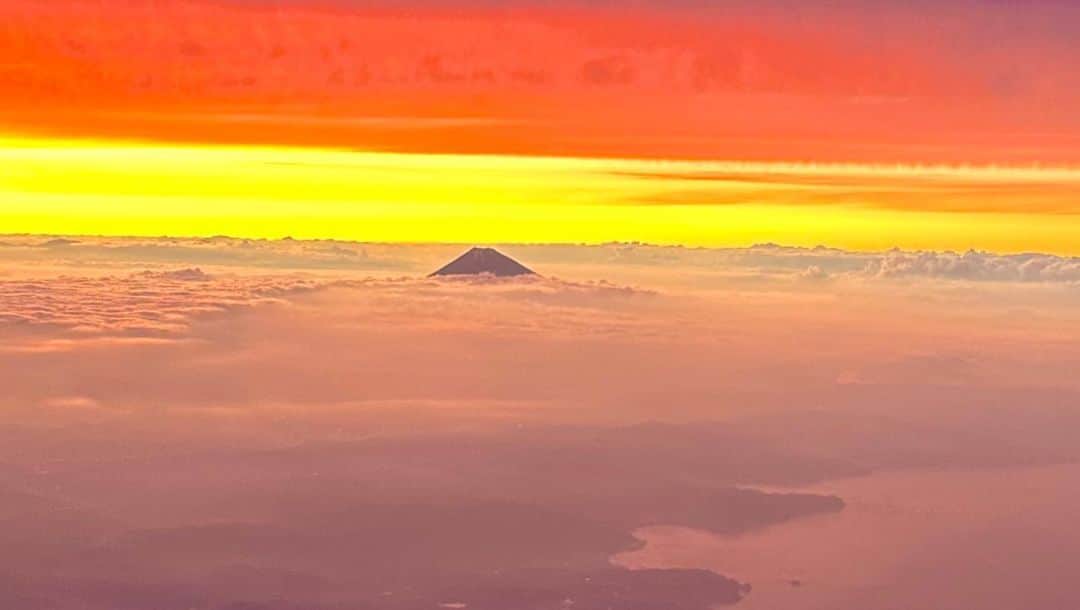 笠井信輔さんのインスタグラム写真 - (笠井信輔Instagram)「こんな光景…まるで絵画のような幻想的な富士山です  昨日、大分帰りの飛行機から見ることができました  しかも、少し時間がたつとこんなふうに空の色まで変わって  私が画家だったら、きっと今頃、素敵な絵を描いていたことでしょう  大分での講演会は、男女共同参画がテーマでした  6年前に同じ場所で、全く同じテーマでお話しさせていただいておりました  再び呼んでいただけるなんて光栄です  6年前にいらしたお客さんが、今回も参加されていたのにはびっくり  でも、かなり違う話もまぶしたので、楽しく聞いていただけたのではないでしょうか？  今日は京都です 陸から、新幹線からきれいな富士山が見られるといいな」6月25日 11時41分 - shinsuke.kasai