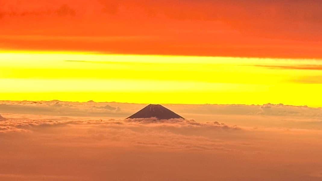 笠井信輔さんのインスタグラム写真 - (笠井信輔Instagram)「こんな光景…まるで絵画のような幻想的な富士山です  昨日、大分帰りの飛行機から見ることができました  しかも、少し時間がたつとこんなふうに空の色まで変わって  私が画家だったら、きっと今頃、素敵な絵を描いていたことでしょう  大分での講演会は、男女共同参画がテーマでした  6年前に同じ場所で、全く同じテーマでお話しさせていただいておりました  再び呼んでいただけるなんて光栄です  6年前にいらしたお客さんが、今回も参加されていたのにはびっくり  でも、かなり違う話もまぶしたので、楽しく聞いていただけたのではないでしょうか？  今日は京都です 陸から、新幹線からきれいな富士山が見られるといいな」6月25日 11時41分 - shinsuke.kasai