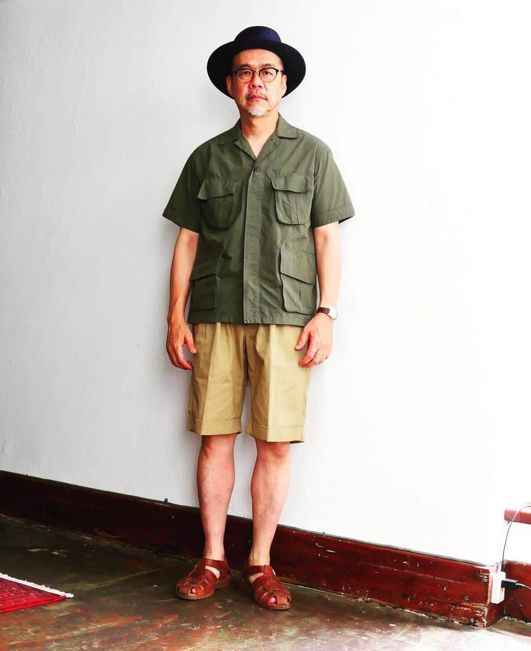 サウンドマンさんのインスタグラム写真 - (サウンドマンInstagram)「【Today's style】 Shirt:Jaferson Shorts:Norton #Soundman  Hat:Lock&co. Sandal:Paraboots /Pacific  夏のミリタリースタイル！ 綿×コーデュラナイロンリップのファティーグシャツジャケットはシャカシャカで通気性がよく梅雨には最適。 グルカショーツはいつの間にか当ブランドにとって夏には欠かせぬアイテムに。 イギリス軍の1950パターンのシルエットを踏襲。生地もヴィンテージと見紛うようなムラ糸入りコットンドリルです。  合わせた私物のサンダルはパラブーツのPacific、ここ数年、黒と茶をコーディネートに合わせて結構な頻度で履いています。当たり前ですがグルカショーツに合わせるならグルカサンダルはベストですね(笑。  #soundman #サウンドマン #2023ss #heritagestyle #vintagestyle  #heritagemenswear  #横浜 #山下公園 #yokohama」6月25日 11時37分 - soundman.jp
