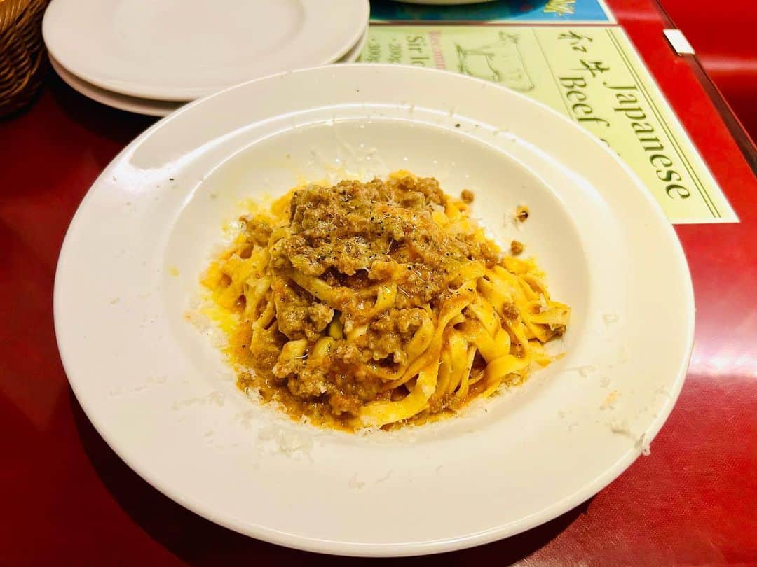 大越かず江さんのインスタグラム写真 - (大越かず江Instagram)「✨イタリアン🇮🇹✨  壁の穴 昔よくパスタ食べたの思い出しまして入店(*´ ³ `)ﾉ  とっても美味しかったぁ🍝🍕💕  美味しいもの食べてる時は 幸せいっぱいになるよねぇヽ(*´∀｀)ノ💛  幸せたくさん 見つけていこう💛  ✨✨✨✨✨✨✨✨✨✨✨✨✨✨  ✨Italian🇮🇹✨  hole in the wall I remembered that I used to eat pasta a lot, so I entered the store (*´ ³ `)ﾉ  It was so delicious🍝🍕💕  When I'm eating delicious food, I'm filled with happiness ヽ(*´∀｀)ノ💛  Let's find a lot of happiness💛  ✨✨✨✨✨✨✨✨✨✨✨✨✨✨ @kabenoana_official    #イタリアン  #パスタ  #ピザ  #pasta  #pizza  #美味しいもの好きな人と繋がりたい #美  #生きる意味 #sexy #セクシー系 #ジム女子 #写真好きな人と繋がりたい #女優好きな人と繋がりたい #美意識人と繋がりたい #幸福 #happy #東京 #tokyo #日本 #japan  #美魔女モデル #actress  #資格マニア  #スマイル #笑顔 #followforfollowback #ポートレート女子 #loveyou #仲間募集  #空が好きな人と繋がりたい」6月25日 17時05分 - bluemoonseasky
