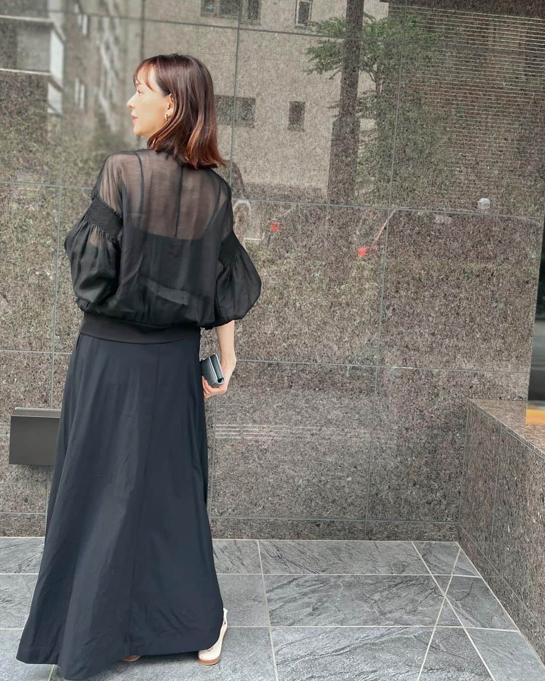 乙黒えりのインスタグラム：「モノトーンコーデ  #コクーンスリーブカーディガン　@eimee_law_official   被り率少なめのサンダル　　 @tods はやはり履きやすくて靴擦れもせず良好⭕️ 足の形に合ってるのでtodsが好き✨ #ワンピース　@un3d_official」