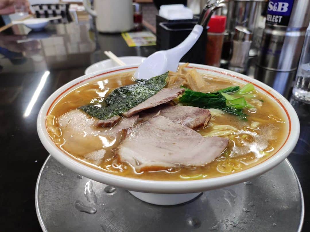 つけMen野郎のインスタグラム：「ラーメン 手打ちらーめん 勝龍 小千谷の人気店勝龍も折角なら行っておきたい。活気溢れる店員さん達。着席時にサービスチャーシューが提供され、大盛り無料で食わせてくれる気満々。ラーメンですが、同時に注文した方の野菜を炒めた中華鍋にスープも入り、その一部がこちらのラーメンにも入っていたような気がする。だからか、スープ表面は油膜があり、ベースは豚骨醤油ですかね。甘みの感じられるスープで出汁やらうまみががっつり効いてうまいわ。そして店名の通りの手打ち麺。ブリンとした食感ですごくうまい。この強いスープとの組み合わせはいいわ。あまり間を開けずの4杯目だったのが惜しいが、おいしくいただきました！新潟ありがとう！東京帰ります。」