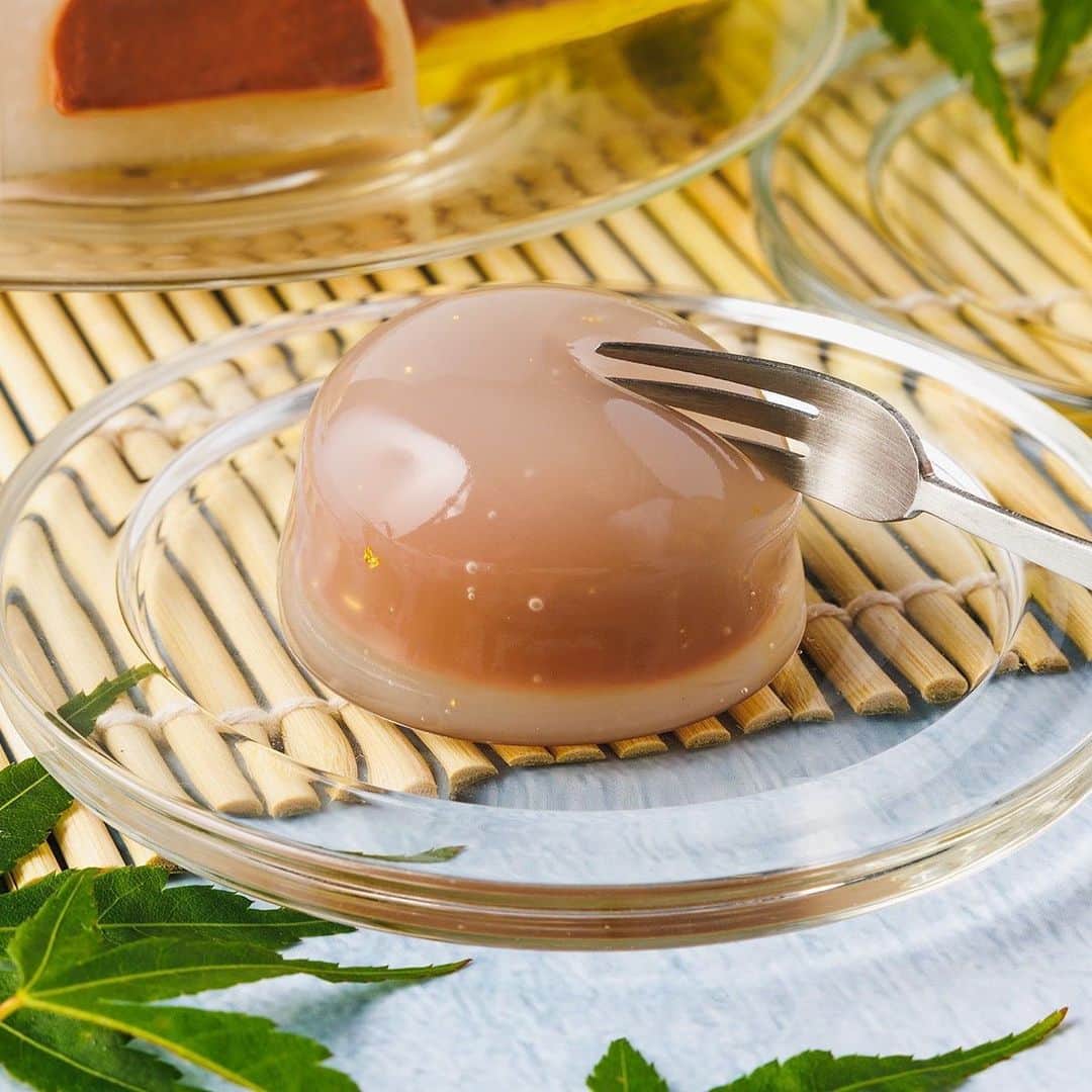 Decadence du Chocolatのインスタグラム：「《水まんじゅう》  水まんじゅう只今大好評頂いております！✨ 前回に引き続き今回は「パッションエキゾチック」を紹介します！ パッションフルーツやマンゴーなどのトロピカルフルーツを使ったさっぱり爽やかなガナッシュに仕上がりました。 これがビターチョコレートのほろ苦さとすごく合うんです！ 是非お召し上がりください😋  #decadanceduchocolat  #デカダンスドュショコラ  #水まんじゅう」