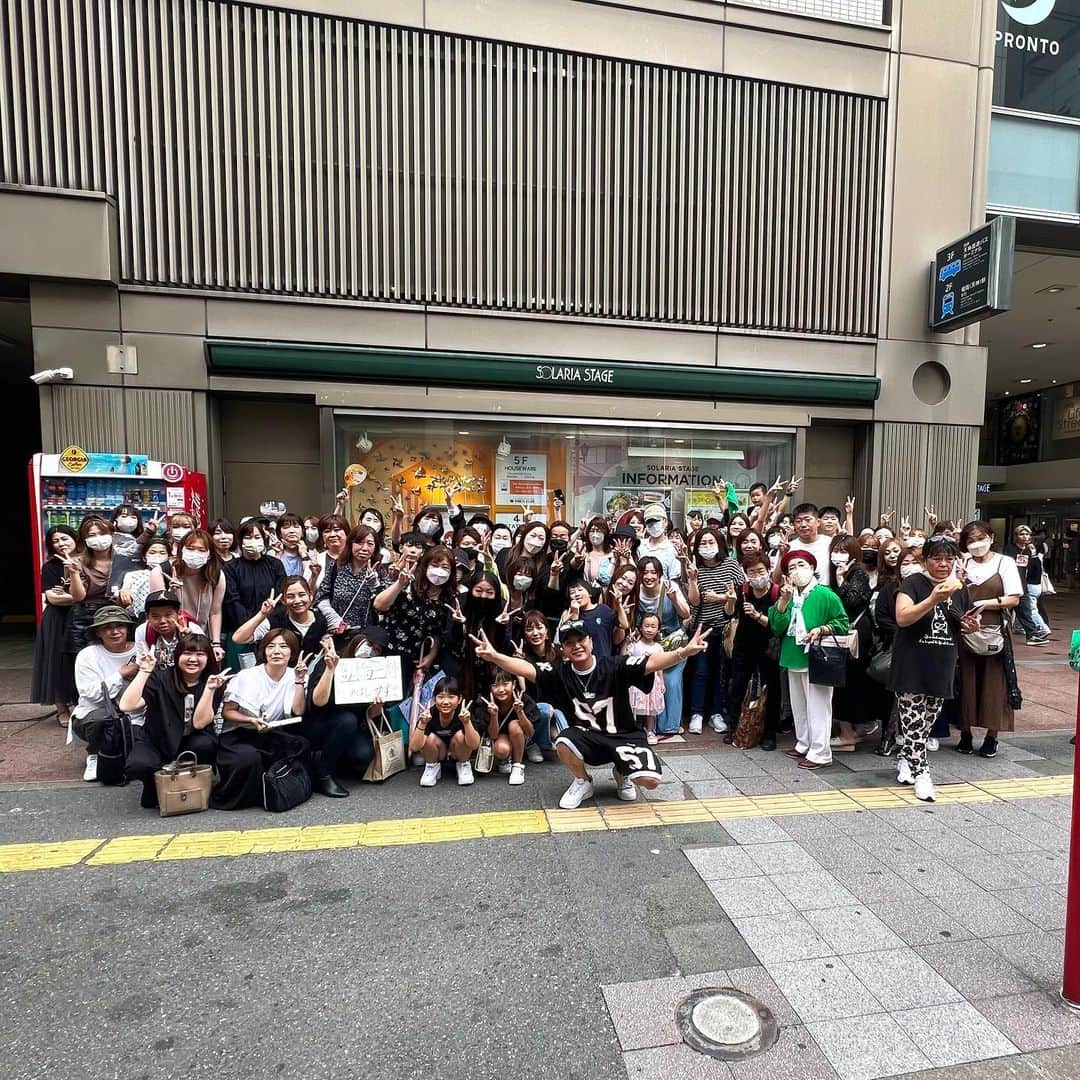 のインスタグラム：「福岡路上🔥✨  前回、歌えず交流もできずやったけん 今回はリベンジしにきたんやけど なんとか2曲歌えてみんなと特典会もできた！💪  時間もゆっくり使えたけん みんなといっぱい喋れて幸せやった😜  雨もあがっとったけん歌えたし 運も良かった気がする！笑  ツアーでまた帰ってくるけん 福岡family待っといてな♡  今日もありがとう。  #髙橋一輝 #福岡路上」