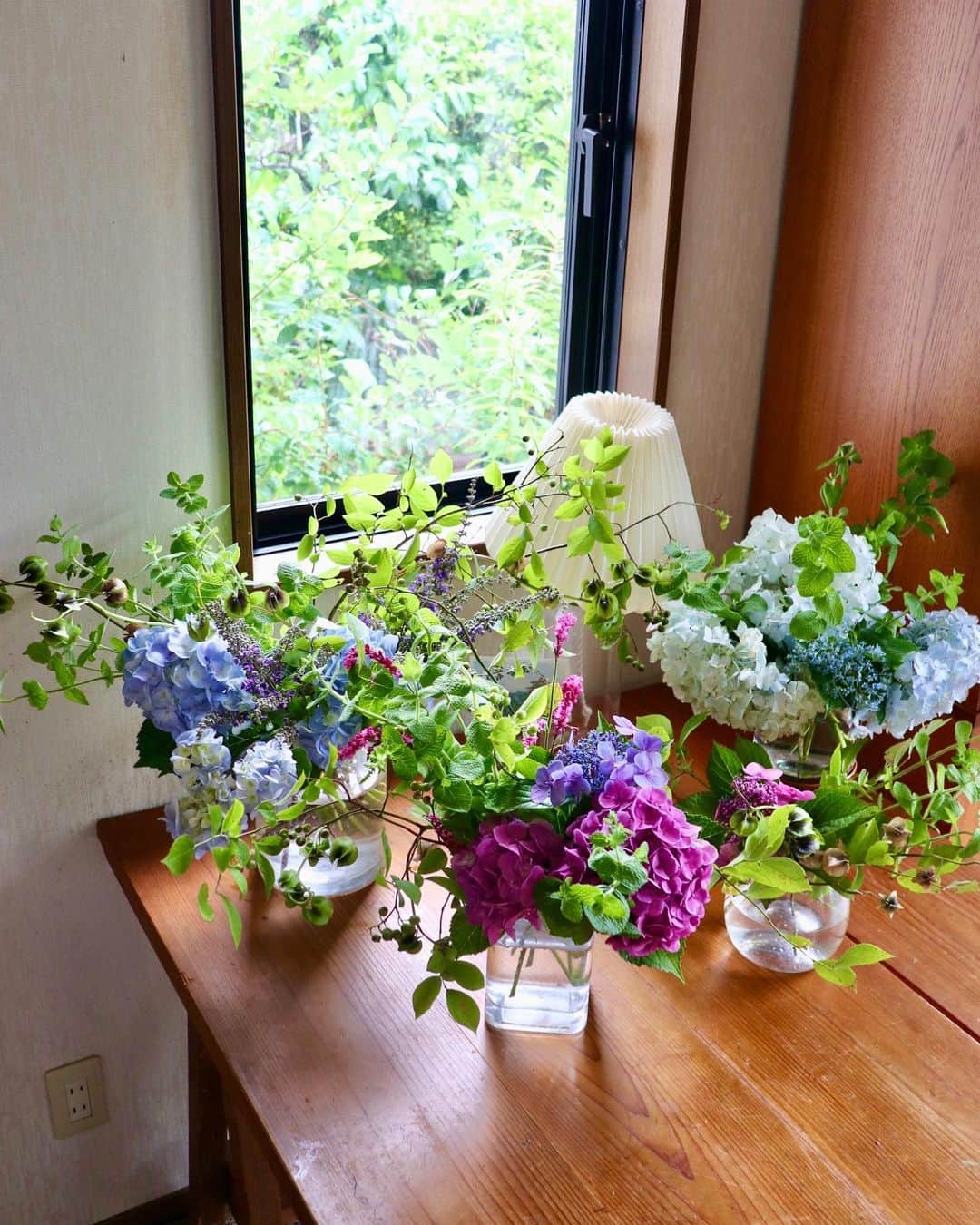 村上萌のインスタグラム：「きのう買った紫陽花たちを、今日の @thefamilynote のメンバー限定ライブの最後のコーナーでご紹介しながら活けました🙆‍♀️ リビングがみずみずしい。これを家のあちこちに飾るのが、空気を変える魔法使いみたいで好き🧙 リアルタイムで視聴&コメントくださったかたありがとうございました🎞️限定アカウントにアーカイブしてます。   #暮らしの微調整 #ファミノ案件 #thefamilynote」
