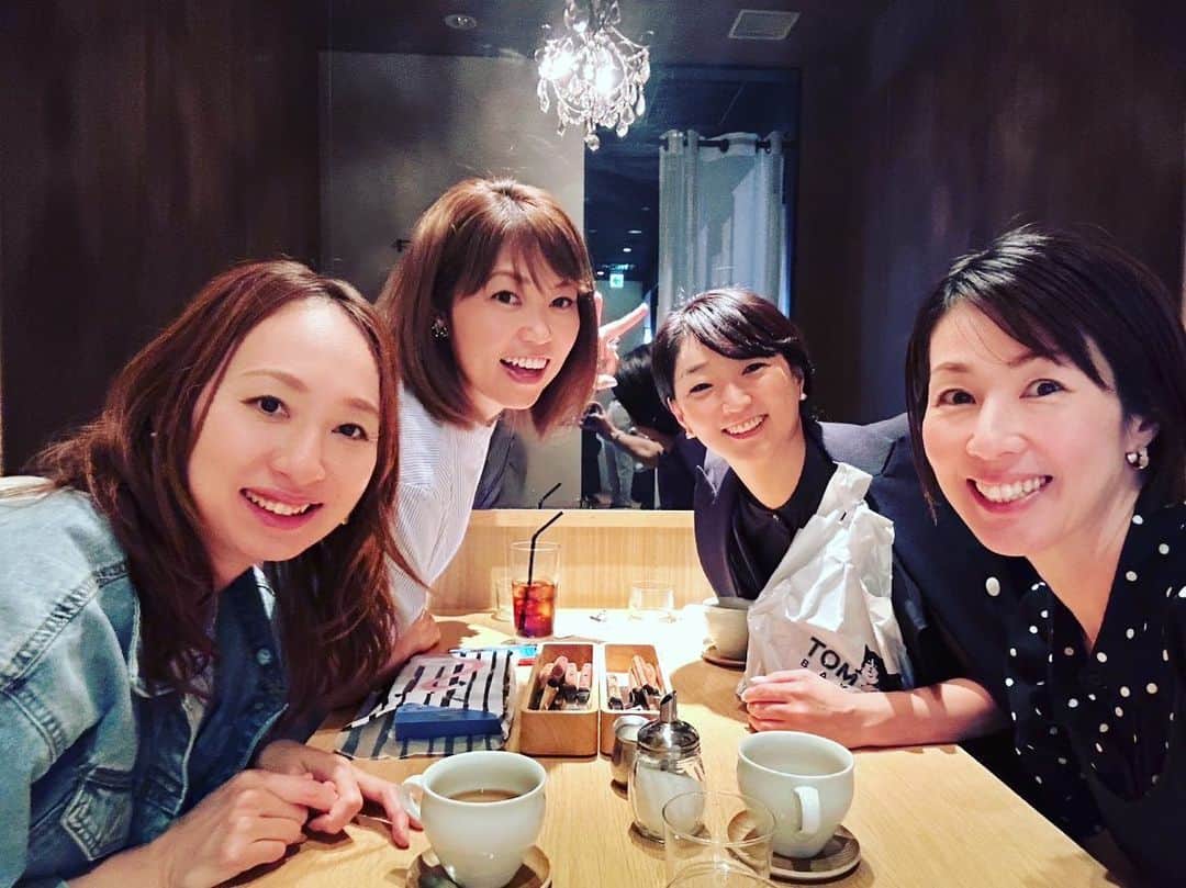 大菅小百合さんのインスタグラム写真 - (大菅小百合Instagram)「4.5年ぶりに恭子さん❤️を囲んだ会‼←勝手に命名😍笑  私はお久しぶりすぎましたがやっと会えて楽しくて嬉しくてあっという間に時が流れました⤴︎✨✨ 昔話に、アスリートトークetc… 弾丸トークで何を話したか記憶にないけ🤣 楽しい時間だったことは間違いない🤍笑  着衣泳について色々教えてもらったので今後に役立てたいと思いました‼️👙🛟  また、楽しい計画よろしくお願いしまーす😀💓 ・ ・ ・ #女子アス会 #楽しい時間 #久しぶりでも変わらない #岩崎恭子さん #🏊 #松坂世代 #浦田聖子ちゃん #🏐 #高校からのお付き合い #落合真理ちゃん #🏐 #また会おう」6月25日 11時58分 - sayuriosuga1027