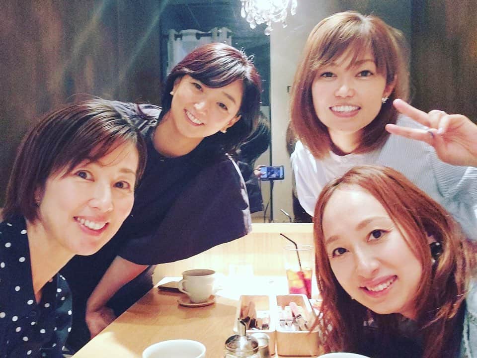 大菅小百合さんのインスタグラム写真 - (大菅小百合Instagram)「4.5年ぶりに恭子さん❤️を囲んだ会‼←勝手に命名😍笑  私はお久しぶりすぎましたがやっと会えて楽しくて嬉しくてあっという間に時が流れました⤴︎✨✨ 昔話に、アスリートトークetc… 弾丸トークで何を話したか記憶にないけ🤣 楽しい時間だったことは間違いない🤍笑  着衣泳について色々教えてもらったので今後に役立てたいと思いました‼️👙🛟  また、楽しい計画よろしくお願いしまーす😀💓 ・ ・ ・ #女子アス会 #楽しい時間 #久しぶりでも変わらない #岩崎恭子さん #🏊 #松坂世代 #浦田聖子ちゃん #🏐 #高校からのお付き合い #落合真理ちゃん #🏐 #また会おう」6月25日 11時58分 - sayuriosuga1027