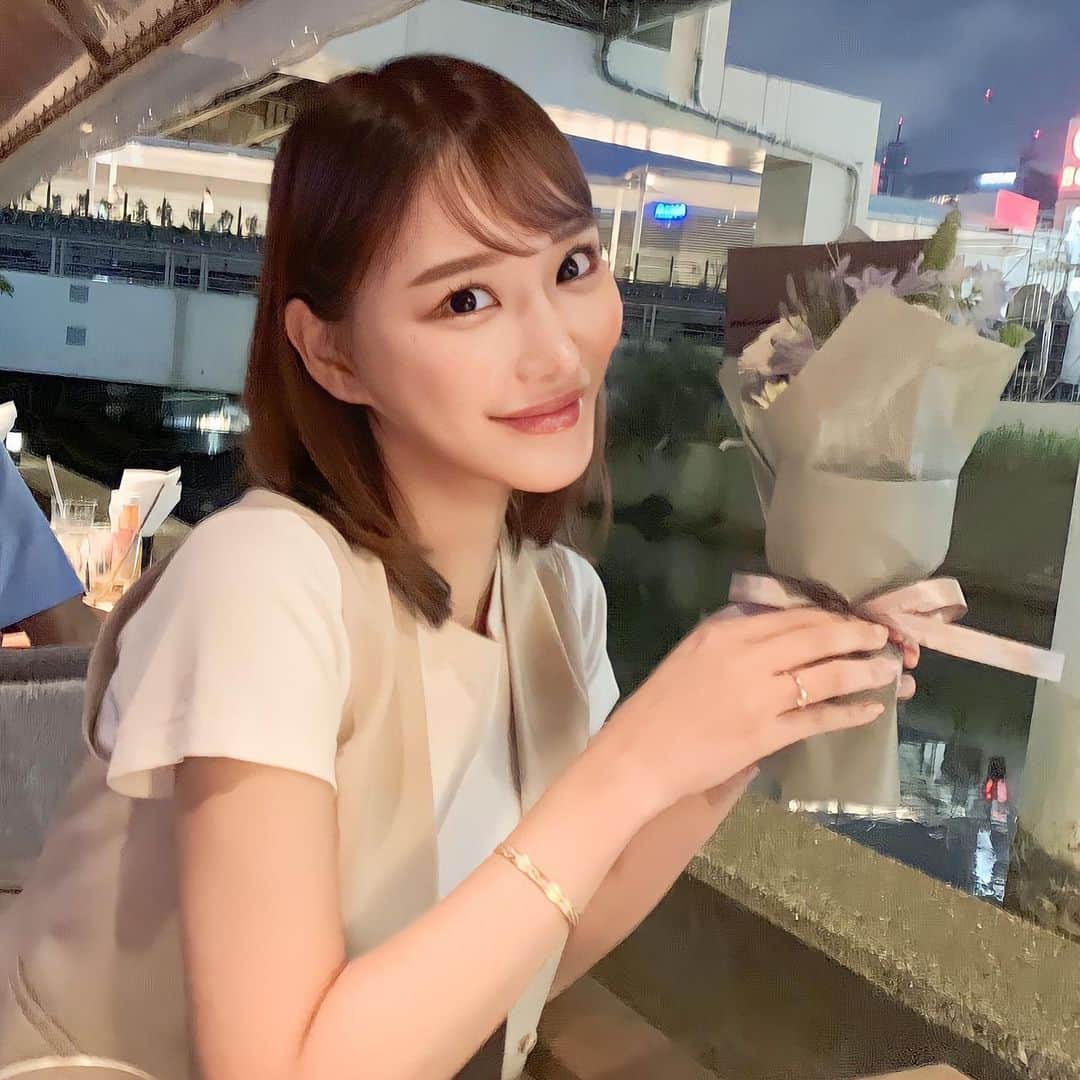 若菜奈央のインスタグラム：「お友達にお花貰ったのに、お花全然見えてない。🌸😀🌸😀 . . . .」