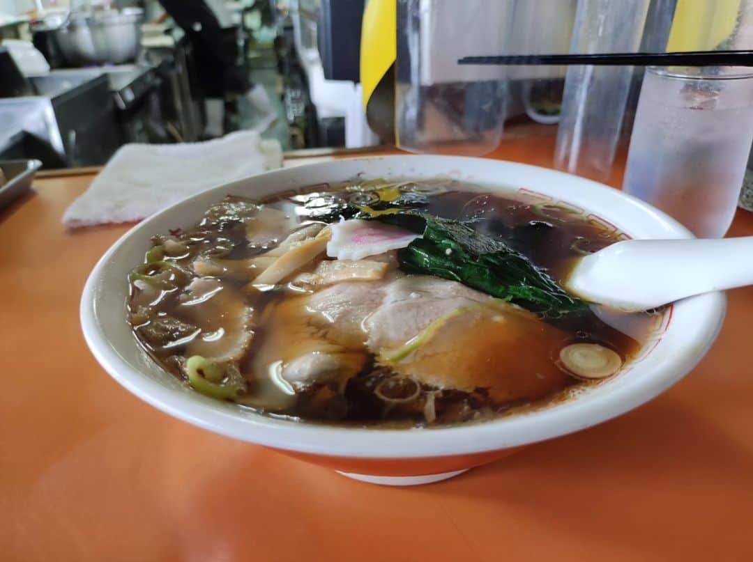 つけMen野郎のインスタグラム：「青島ラーメン 青島食堂 宮内駅前店 長岡生姜醤油ラーメンのパイオニア青島食堂の本店。秋葉原店の青島食堂は何度か食べているが、やはり本店でも食べたかった。生姜の風味をほんのりと効かせ、グッと惹きつけるうまさがある。麺はプリッとした質感でモチッとした弾力でおいしい。薄切りのチャーシューは味が染みていて、脂身の箇所も混じってうまい。白い粉含めて人を虜にさせる完璧な味だよなぁ。ごちそうさまでした。新潟4軒目。」