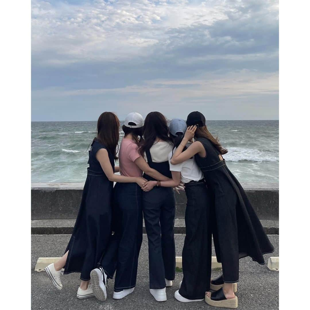 PATRA magazineさんのインスタグラム写真 - (PATRA magazineInstagram)「【4人以上で撮れる🤍大人数フォトまとめ📸✨】  大人数フォトはポーズも配置もちょっと大変！  みんなどうやって撮ってる？ 参考にしてみてね🤍  ＼ thank you 🦢 ／ @ktmk___55 / @412_kana @__r_n_k_oo0 / @megu.03_03 @senaaaa0309 / @emmay0405 @nanamiio3  今みんなの中で流行っている事やアイテムがあれば @patra__jp をタグ付けしてぜひ教えてね🔔  皆さんのすてきな投稿をぜひ紹介させてください！  #ポーズ #大人数フォト #ポーズ集 #女子旅ショット」6月25日 12時00分 - patra__jp