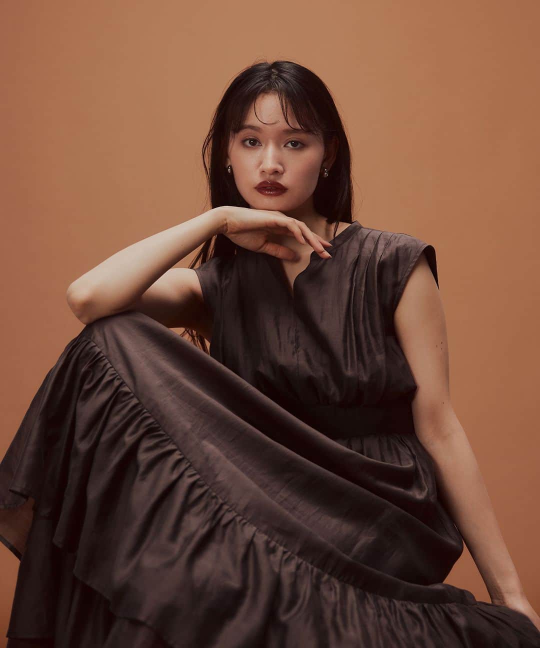 NATURAL BEAUTY BASICのインスタグラム：「Find fall Colors  ✔シアーティアードワンピース ¥13,970 tax in color:ブラウン/ネイビーブルー size:M/PS #0173240743 7月中旬-下旬入荷予定  ---------------------------  Find fall Colors  半歩先を意識して…これから夏に向かう季節ですが、秋カラーを取り入れるだけで、先取り感だけでなく、夏はもちろん、秋まで長く着られます。 まだ暑いから素材は夏素材に、秋冬を予感させるトレンドカラーをちょっとだけスパイスに。 季節の変わりめもおしゃれを楽しんで！  NBB公式アプリのホーム「NEWS」から詳細をご覧いた だけます。  ✔商品のラインナップはタグ付けをチェック🏷  #晩夏 #秋先取り #秋カラー #夏 #夏コーデ#お出かけコーデ#オフィスコーデ #オフィスカジュアル #通勤コーデ #ワンピースコーデ#大人可愛い #カラーコーデ#着回しコーデ #きれいめカジュアル#ベーシックコーデ #ベーシック#ナチュラルコーデ #トレンドスタイル #シンプルコーデ#ナチュラルビューティーベーシック #naturalbeautybasicic」