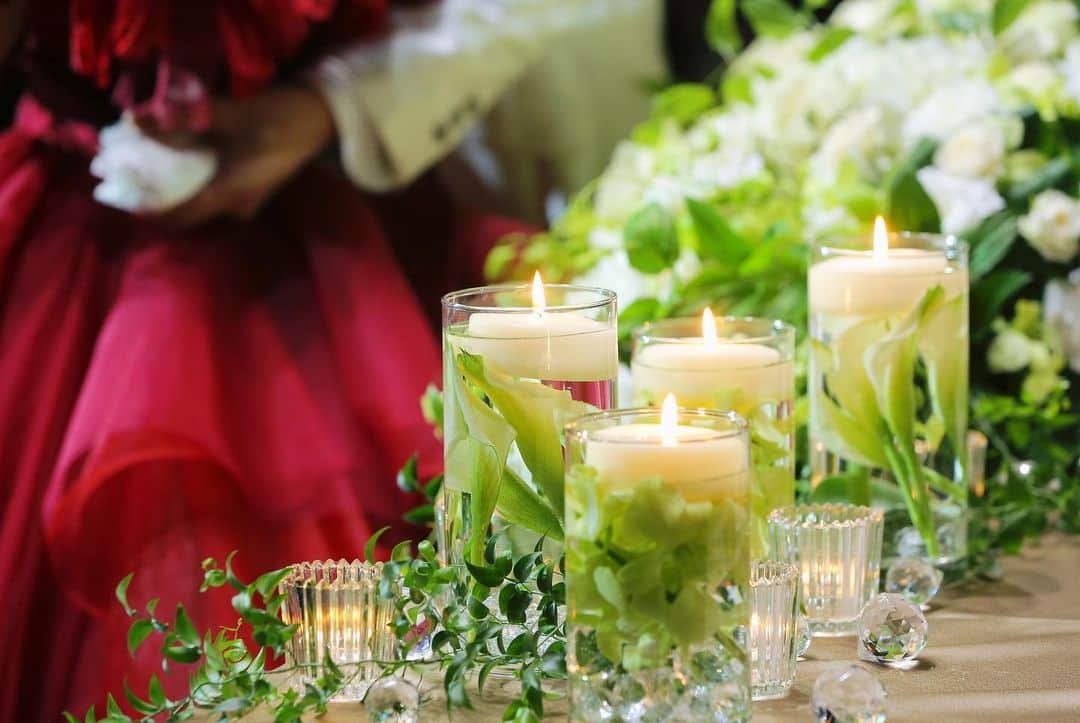 マリエカリヨン名古屋のインスタグラム：「@marieecarillon . 暖かい灯が揺れるキャンドル🕯🌿  キャンドルをメインとした テーブルコーディネートは とてもロマンチックな印象に…･:* . ▼ブライダルフェアは インスタのTOPからご予約が出来ます⚐ ＞＞＞ @marieecarillon . マリエカリヨン名古屋では、 お客様の安心安全を考慮して、 業界のガイドラインに沿って、 感染症対策を行ったうえで、 営業を行っております。 オンラインでのご相談も受け付けておりますので、 お気軽にお問合せ下さい。 . ------------------ . @marieecarillonをフォローして #マリエカリヨン #マリエカリヨン名古屋 のハッシュタグをつけて お写真を投稿してみてくださいね✳︎ . こちらの公式IG（@marieecarillon） で取り上げさせていただきます♡ . #式場見学 #プレ花嫁 #結婚式準備 #プロポーズされました #入籍 #婚約 #ブライダルフェア #名古屋結婚式 #愛知プレ花嫁 #ウェディングレポ  #大聖堂  #大人可愛い #卒花しました #式場迷子 #披露宴会場  #式場選び #日本中の花嫁さんと繋がりたい #東海花嫁 #名古屋花嫁 #mydress #nagoya  #weddingdress #weddingparty #会場装花#会場装飾 #会場コーディネート #テーブルコーディネート #テーブル装花」