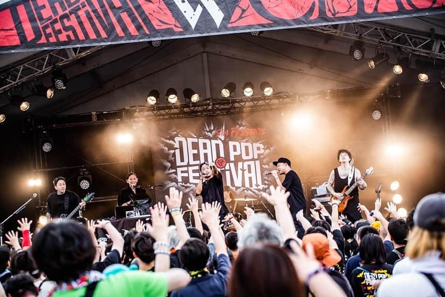 山嵐のインスタグラム：「【DPF👾】 🦇DEAD POP FESTiVAL 2023 - 解 -😈  ■6/24(土)  東扇島東公園特設会場 CHAOS STAGE🏁  お越しいただきました皆さま、ありがとうございました！ SiM、呼んでくれてありがとう🔥  photo by @hayachinphoto   ▶︎▶︎NEXT LIVE▶︎▶︎ 山嵐 TOUR 2023 🔥初日🔥  ■7/9(日) 新代田FEVER w/ ENTH  🎫TICKET:¥4,200(+1D) ✅チケット一般発売中📢  ▶︎イープラス https://eplus.jp/yamaarashi/  ▶︎チケットぴあ https://w.pia.jp/t/yamaarashi/ Pコード：244-502  #DPF23 #山嵐 #山嵐TOUR2023 #ENTH」