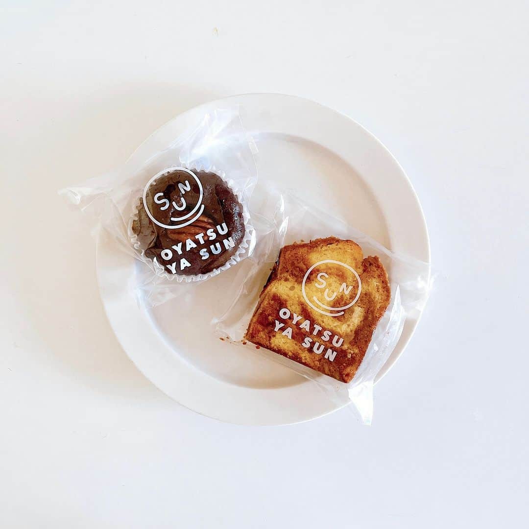 のインスタグラム：「ずっと食べてみたかったOYATSUYA SUNの焼き菓子。 フォンダンショコラは中がしっとり。パウンドケーキは、オレンジ、ココナッツ、キャラメルが三位一体となって奥行きのある味わいを繰り広げてくれました🌱  #OYATSUYASUN #焼き菓子 #SPUR #おやつ #SPURおやつ部 #おやつタイム #今日のおやつ #treats #spurmagazine」