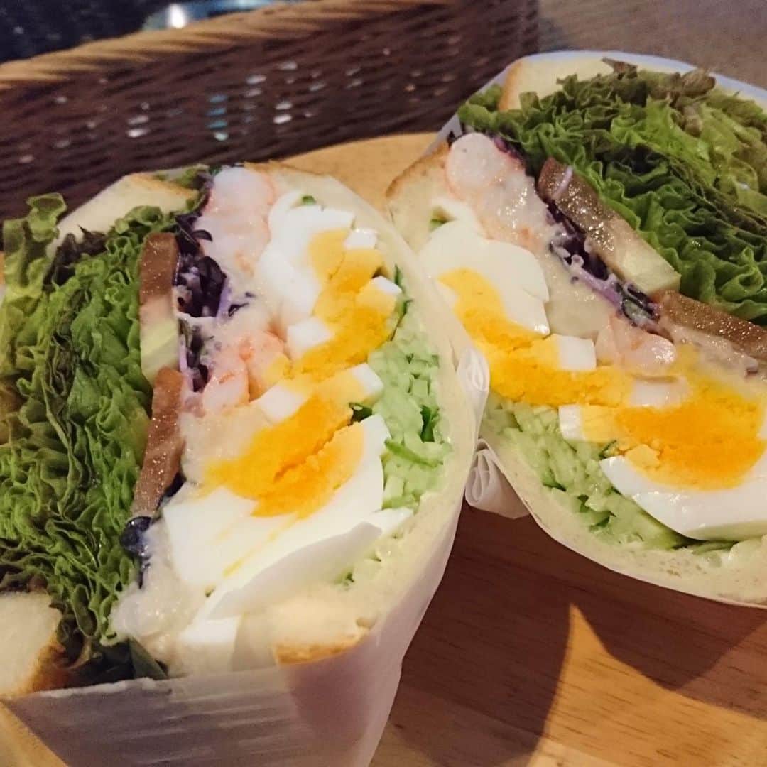 のインスタグラム：「. 🥪10 GOOD🥪（テングッド） coffee and sandwiches . BTS安芸高田から車で約15分🚘 安佐北区亀山にある絶品サンドウィッチのお店✨10 GOOD✨さん🥯 住宅街の中にある小さなお店ですが、大人気で売れ切れることもしばしば . 手作りのサンドウィッチはボリューム満点でどれも絶品😋 オリジナリティあふれるメニューばかりです🥪🥙🥯 数多くあるレパートリーの中からその日の気分でメニューを決められるそうです😃 以前は基本的に予約が必要でしたが、今はショーケースに並んだ商品から選べるようになっています🥪🥙🥯 本当にどれもおいしいです！ ここでした食べられない手作りサンドウィッチをぜひお試しください🤗 . そしてもう一つのおすすめが✨揚げパン🥖✨です！ もっちりモチモチの生地がたまりません😋 . テイクアウトされる方が多いですが、イートインスペースも数席あります☕️ パン好きな方はぜひ行ってみてください！🐵 . . #ボートレース宮島 #boatrace #広島カフェ #10good #テングッド #広島サンドウィッチ #広島ランチ #サンドウィッチ #広島カフェ #広島グルメ ＃BTS安芸高田 #hiroshima」