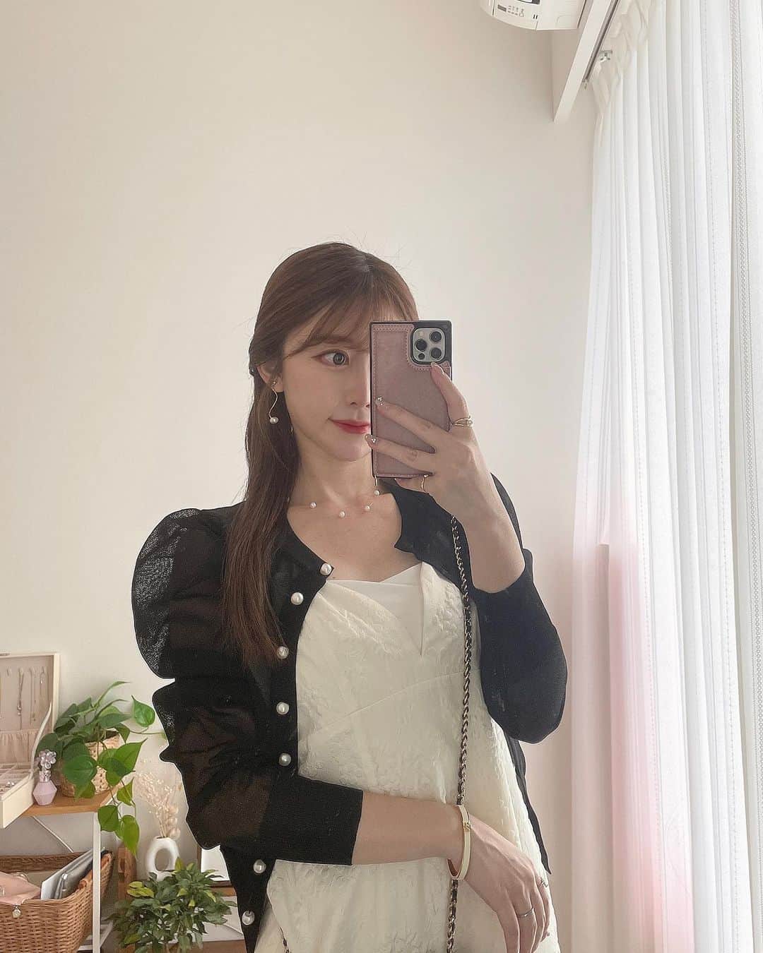 maari watanabe(まありん)のインスタグラム：「onepiece @acka_official   万能キャミワンピ♡ 1枚でも重ねても可愛い〜 刺繍もぶどう🍇みたいでお気に入り♡ これ着てたくさん出かけたい🚶  #30代コーデ  #骨格ウェーブ  #acka #パールネックレス」
