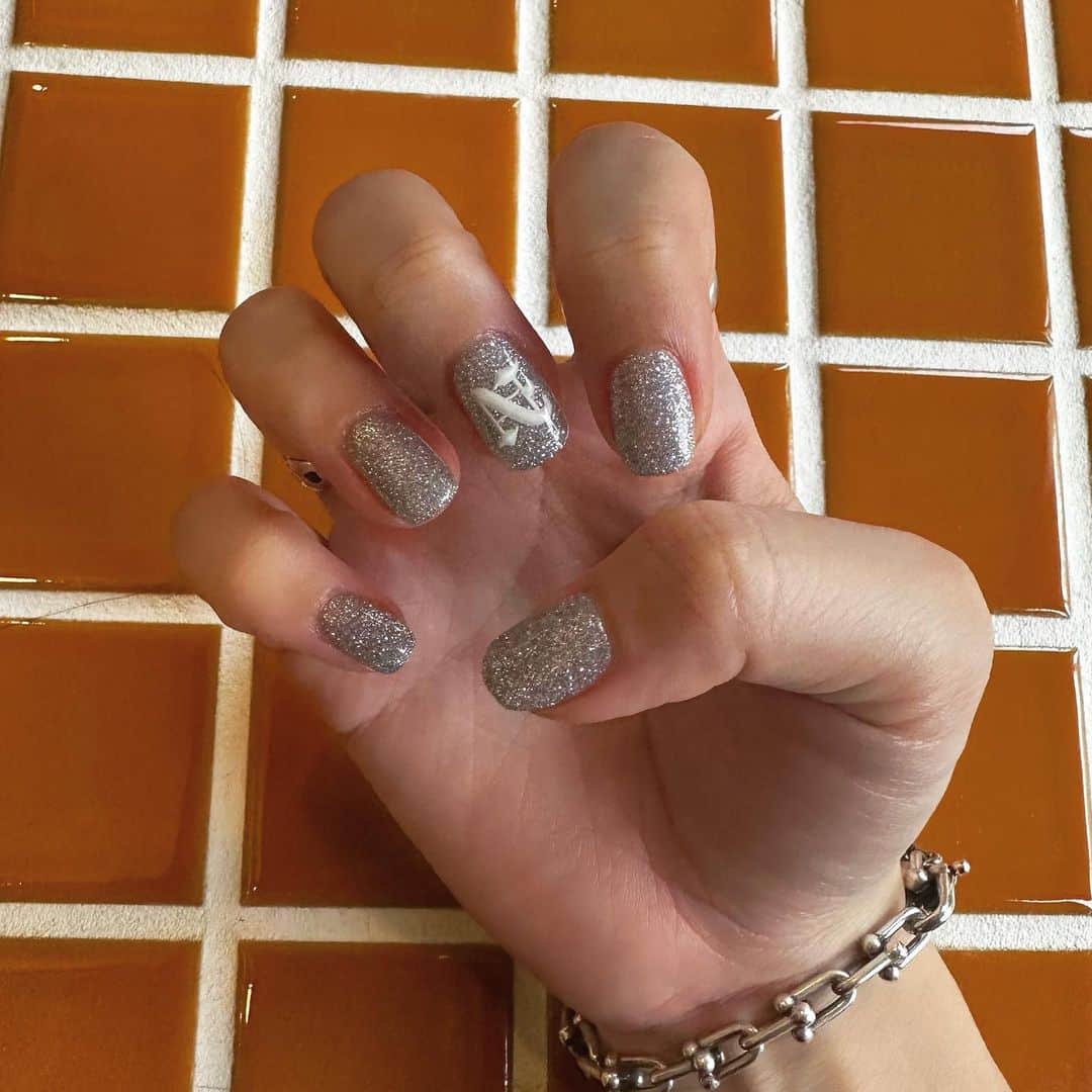 のインスタグラム：「🤍🩶 スキンケアする時にテンション上がるネイル〜！🤞🏻 フラッシュネイル📸  _ #nail #夏ネイル #シルバーネイル #キラキラネイル #ラメネイル #気分上がるネイル」
