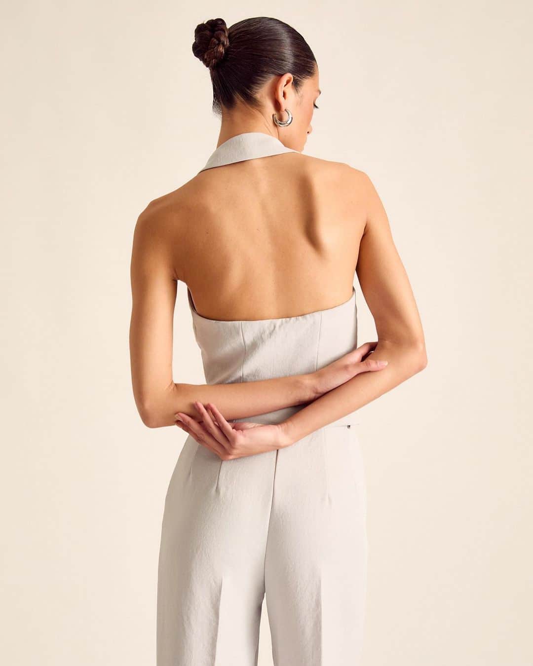 KOOKAI のインスタグラム：「Style your Getaway •• Tap to shop the Ariel Staple Vest & Pleated Pants in soft grey, available in boutiques and online #kookai」