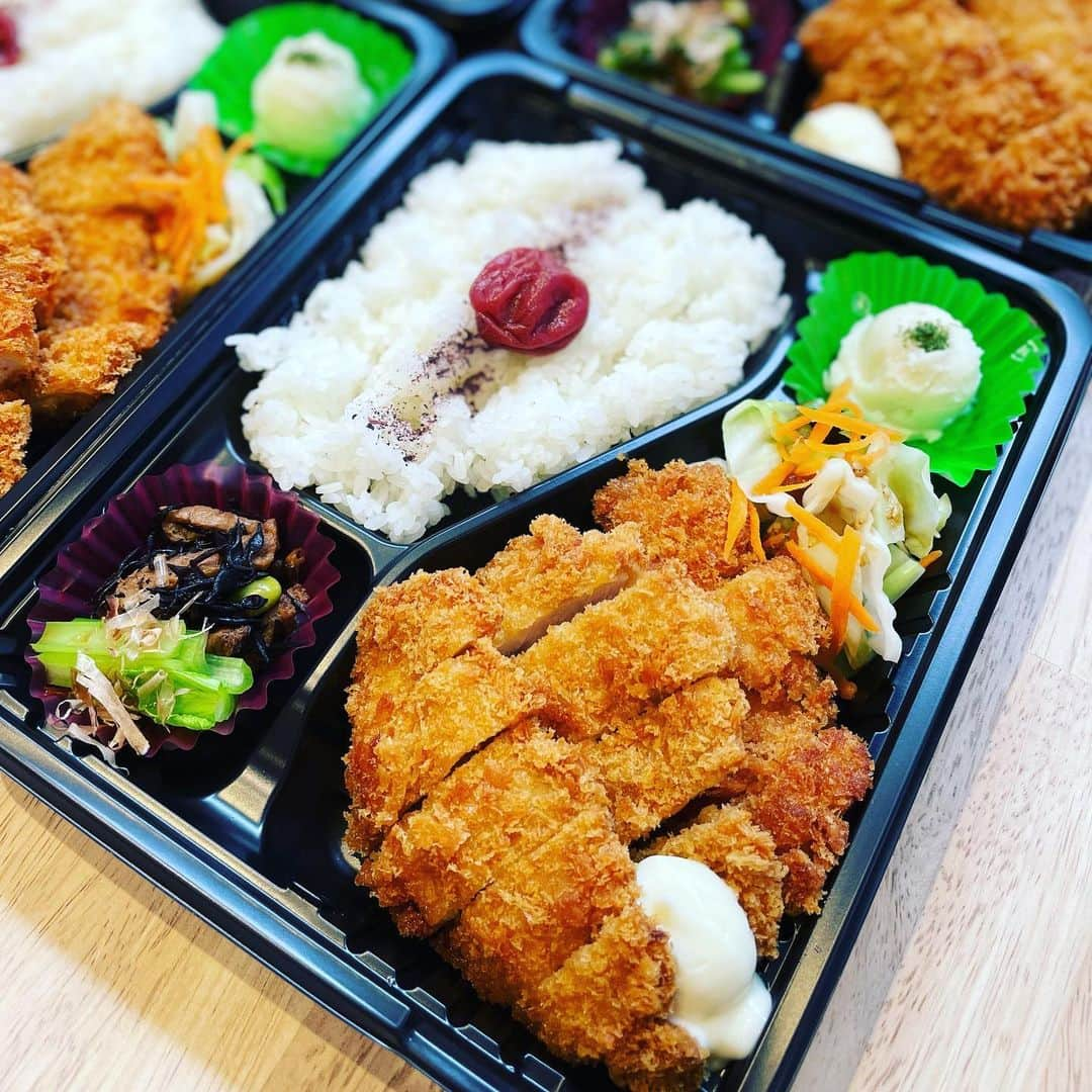 バルセンナリ食堂のインスタグラム：「【チキンカツ弁当】 こんにちは😃 本日も元気にオープン致しました❗️  今日のイチオシは 〖チキンカツ弁当〗です🍗🍗🍗  以前からも大人気で 売り切れの日が出来るくらいの一品✨  是非ともご賞味くださいませ🍀   #せんなり食堂   #金沢のお弁当屋さん   #金沢の定食屋さん   #金沢西泉   #定食屋さんのしょうが焼き   #手作りチキンカツ弁当   #お魚のお料理もあるよ」