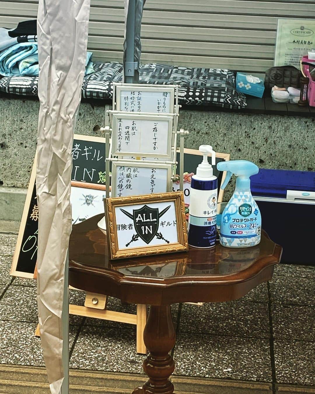 LATOV_ラトブ のインスタグラム：「✨🎪平銀座通り⭐️歩行者天国開催中🎪✨  物販ブースをご紹介🤩  🏴‍☠️冒険者ギルド ALL IN 美顔術をつかって肌を綺麗にするお手伝いをします🌷 癒されたい方にもおすすめ！   💐Art grace ハーバリウムのコースターや箸置きを販売しています！ ワンコイン体験もできるのでこれを機に、ハーバリウムを始めてみてはいかがでしょう？😌  🐟万福アクア メダカすくいや、ペアのメダカを販売しています。(ペアの確率は100%ではありません) メダカを見て涼みましょう〜〜🐠  🔫アフロ 200円で3発打てます😎✨ 欲しい景品を狙って落とそう！🔫  #いわき市 #ラトブ #平銀座通り #歩行者天国」