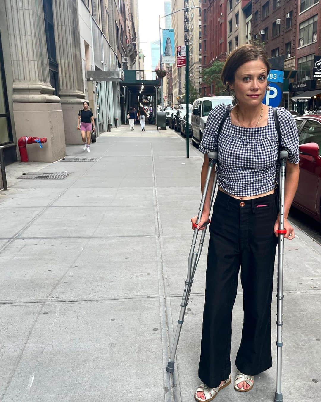 クレア・コフィーのインスタグラム：「So… can I sign up for a #hotcrutchessummer or… ??  (meniscus tear #4, old age, bodies bodies bodies, former dancer, blah blah boring etc) 📸: @christhile」