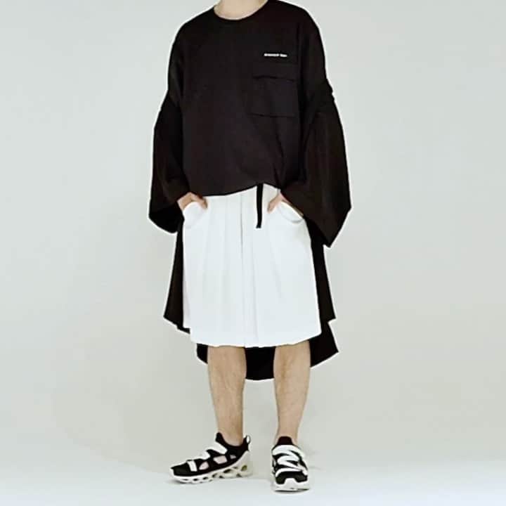 ミノトールのインスタグラム：「MINOTAUR INST. WASHI HAKAMA SHORTS  FUNCTION : ANTIBACTERIAL DEODORIZATION QUICK DRYING WATER ABSORPTION  和紙布は、皮膚周辺及び室内空気の浄化作用、解毒作用、化学繊維と組み合わせた際の静電気が発生しない事や、何よりもヒトとの生体親和性が良く体調維持にとても大切な役割を果たしてくれる。 更に夏は涼しく、冬は暖かいオールシーズン素材。 スコットランドのスカート状の伝統衣装キルトのように、日本の伝統着である袴を快適な日常着 TECH HAKAMA へアップデート。  Washi cloth has a purifying effect on the skin and indoor air, a detoxifying effect, does not generate static electricity when combined with chemical fibers, and above all, has good biocompatibility with humans and plays a very important role in maintaining physical condition. In addition, it is cool in the summer and warm in the winter, making it an all-season material. Just like the kilt, a traditional Scottish skirt, the traditional Japanese hakama has been updated to TECH HAKAMA, a comfortable everyday wear.  Production : Made in Japan Material : Made in Japan  #minotaur_inst #minotaurinst #minotaur #ミノトールインスト #ミノトール #functional #comfortable #miyashitapark #tech #techwear #テック #relaxsmart #リラックススマート #relaxsmartwear #リラックススマートウェア #techhakama #テック袴 #hakama #袴 #はかま #relaxhakama #hakamapants #hakamashorts #shorts #ショーツ #washi #和紙 #unisex #ユニセックス」