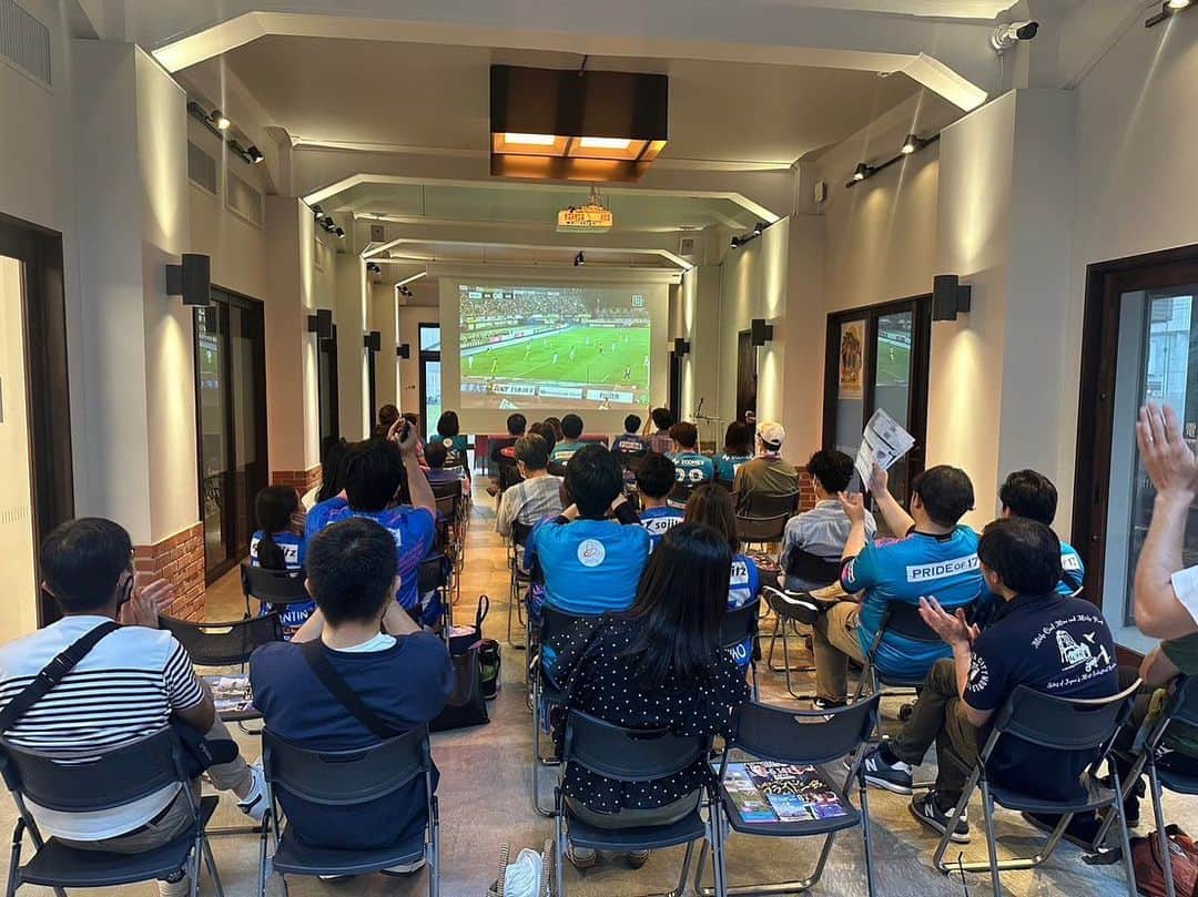 のインスタグラム：「大牟田市イノベーション創出拠点 aurea パブリックビューイング  沢山の方々にお越しいただき、最高の雰囲気の中サガン鳥栖選手の後押ししていただきました。 ありがとうございました。  最高の勝利！  #大牟田市 #パブリックビューイング  #aurea #サガン鳥栖 #サガンリレーションズオフィサー」