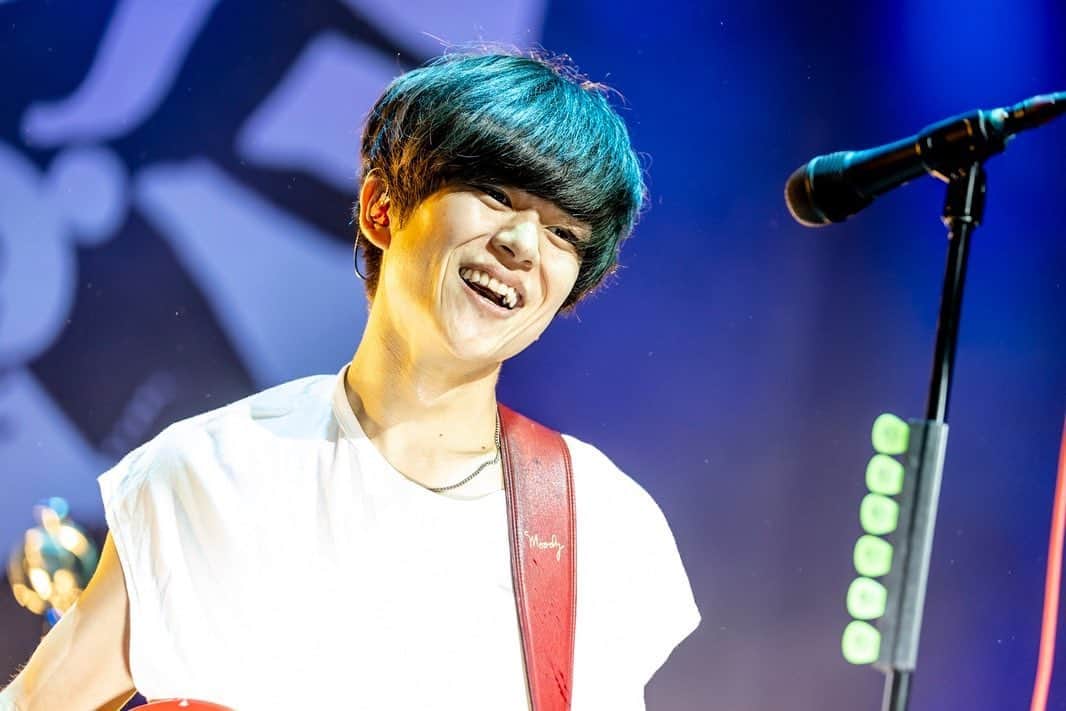 のインスタグラム：「Zepp Shinjuku 6/22  とんでもねぇ盛り上がりをありがとう！！！ コロナ禍の厳しいルールが緩和され、おもいっきりライブできるの最高！！！(ё) お初のZeppShinjukuは縦長でギュッとしてる、LED使える！ 歌詞出したり映像使ったりして楽しめるぞ💥 歌舞伎町は怖いけど、キュウソはこの街でライブするの合う。 より気持ちが一つになる曲がある笑 ネズミでもあるし🐭 ソールドアウト嬉しかった！ また！！！  写真 @vizkage  #キュウソネコカミ #ほぼ週末ツアー」