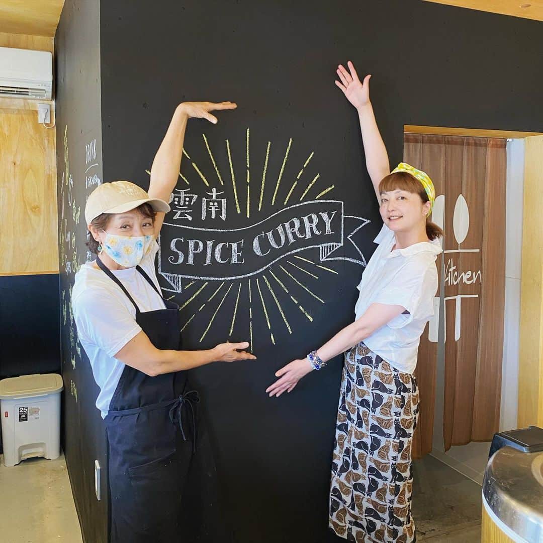 野本かりあのインスタグラム：「7/17海の日のイベント 『エスムラルダの世界』に初出店して下さる、雲南スパイスカレーさんへ🍛 どんな料理にしようかと、お話しながら美味しいカレーを頂きました❣️ まだ食べた事が無い方に是非食べて頂きたいよ〜🥰 #エスムラルダの世界 #雲南スパイスカレー」