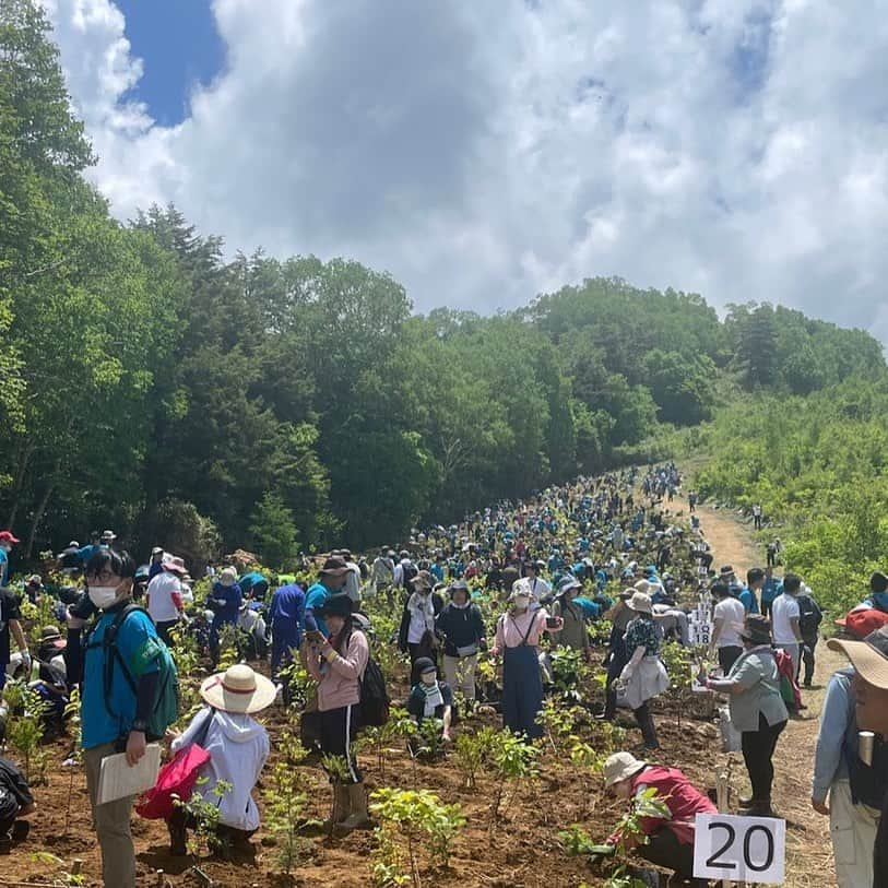 市川海老蔵 （11代目）さんのインスタグラム写真 - (市川海老蔵 （11代目）Instagram)「* Planting trees Makes me feel somewhat like my heart becomes cleaned up   Glad it got sunny☀️...  植樹  なにか こう 心が掃除されるような気持ちになります  幸いに晴れて☀️ よかった、、  #市川團十郎白猿 #市川海老蔵 #海老蔵  #市川新之助 #成田屋 #歌舞伎 #成長記録 #子育てぐらむ #子供のいる暮らし #子どものいる暮らし #子育て日記 #三千世界 #children #childphotography #daughter #son #ABKAI #ABMORI #ebizoichikawa #ebizo #kabuki #thunderparty #theater #theaterarts #actor #japan #classic」6月25日 12時36分 - ebizoichikawa.ebizoichikawa