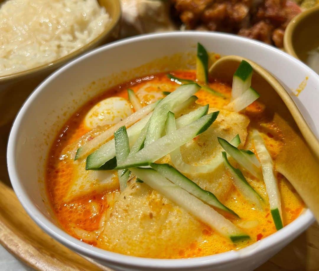 佐古真弓さんのインスタグラム写真 - (佐古真弓Instagram)「#おそとごはん   #おそとランチ   #シンガポール料理   #海南鶏飯   鶏の出汁が効いたご飯がとっても美味しかった😋  写真二枚目のラクサも濃厚で好きなお味でした。  暑い日はスパイス効いたご飯が良きね。」6月25日 12時36分 - _sacomayumi_