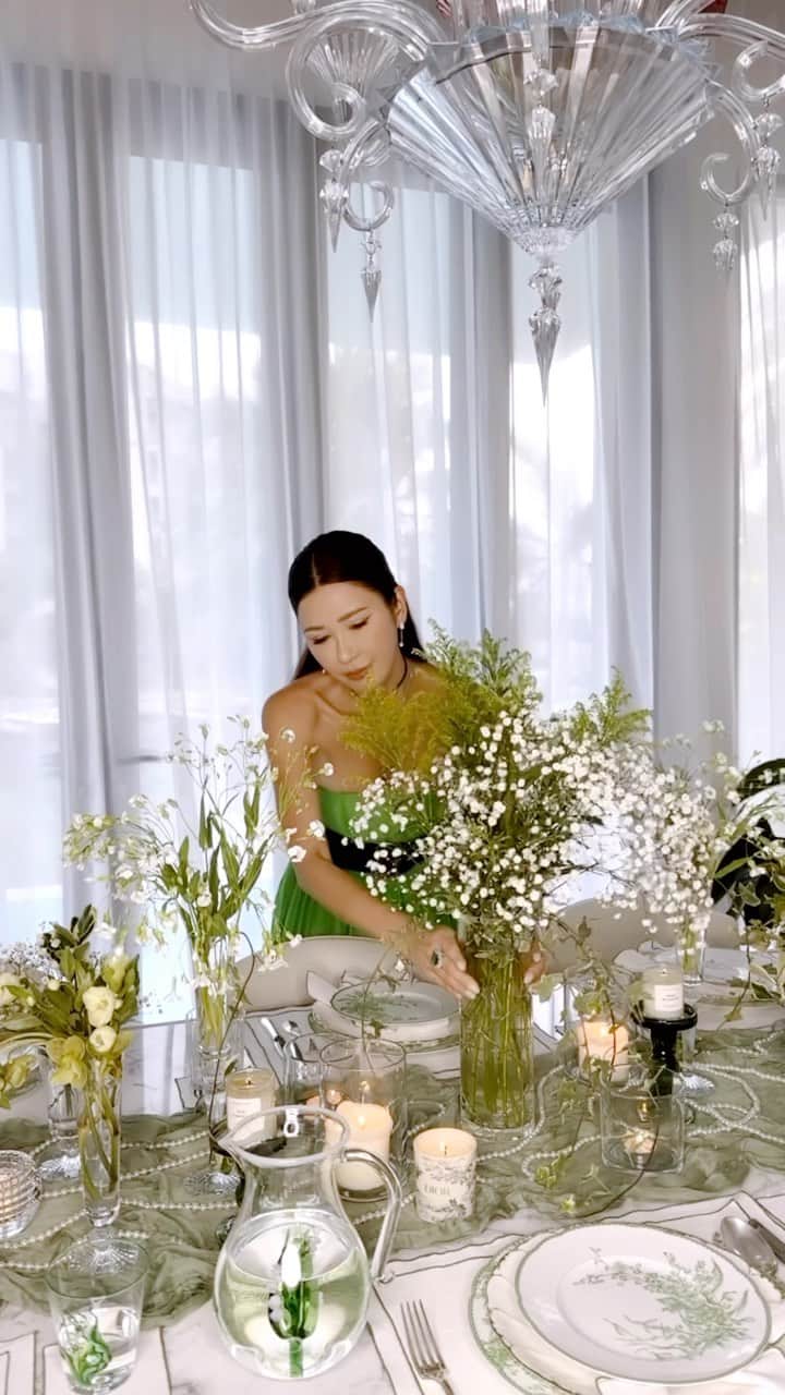 ジェイミー・チュアのインスタグラム：「🤍 This weekend is all about the soft, feminine elegance of white flowers. A light and airy setting that whispers romance and a delightful treat for the eyes.」