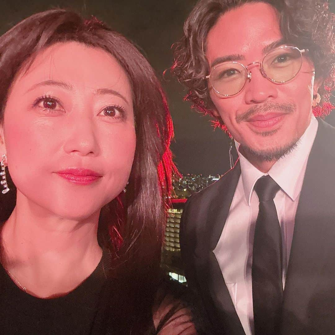 水谷千重子さんのインスタグラム写真 - (水谷千重子Instagram)「本日6月25日日曜日 19時からクセスゴスペシャル🌙🎤🎤🎤 千重子も明治座でお世話になったGENERATIONSのカズちゃんこと数原龍友ちゃんと友近ちゃんがジョインした様子が放送されますわよ👏👏 1枚目の写真は息子の入園式にきたヤンキー夫婦？！🤭🤣 立ち話ししてたら撮られてたみたいよ🤣🤣🤣 じゃーマジじゃん😆😆😆 お2人のデュエット是非ご覧になって⭐️🎤🎤 #クセスゴ #お台場 #ヤンキーの立ち話 #デュエット #数原龍友 #友近」6月25日 12時37分 - mizutanichieko