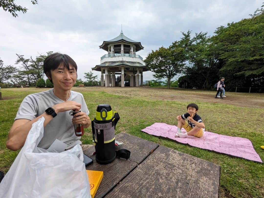 清野紗耶香さんのインスタグラム写真 - (清野紗耶香Instagram)「今回は夫の行きたい場所に…🏕ズバリ、アウトドアです…！  超超超インドア派、出ても街が好きな私には辛い…(汗かくと体が痒くなるし、虫が大の苦手なので…)  しかーし！ こーたも楽しめそうで、連れて行ってあげたいと思ったこと、割りといつも私が行きたいところに行っていること、運動不足の私には丁度いいかも？と思い、 二人でいってきてもらうことも考えたけど私も行ってきましたよ、ハイキング！  以下、サイトから紹介文を転載させて頂きます(かっこ内は私の感想🫡))↓↓↓  浅間山、権現山、弘法山、吾妻山と４つの山をお散歩気分でミニミニ縦走。(ミニミニとは、いえ！急傾斜のところもあるし、7枚目参照、足場が木の根の階段、ぬかるんでいてスニーカー別のにすればよかったよね😇) 桜の名所ですが、新緑や冬枯れの時期もたっぷり自然を楽しめます。(本当に自然たっぷり！虫も規格外のデカさ！！) 大迫力の富士山や相模湾を眺めてパワーをチャージ！(あいにく曇ってて拝めなかった！) 帰りにはゆっくりできる温泉施設もあり、大満足間違いなしのコースです。(疲れすぎて温泉には寄らなかった！)  エリア：	 関東  ジャンル：	 日帰り  レベル：	 初心者〜初級者(コレは間違いない。超初心者の私でも完走出来たから🫡)  歩行時間（休憩含まず）：	 2時間30分  歩行距離：	 約7.5km  最大標高差：	 224m  #秦野市 #ハイキング #プチ登山 #山歩 #ミニミニ縦走 #ミニ縦走 #浅間山 #権現山 #弘法山 #吾妻山 #鶴巻温泉 #まめちょびん #8歳 #小学3年生 #自然の中で遊ぶ #小学生ママ #男の子ママ #子育てぐらむ #ママリ#コドモダカラ」6月25日 12時45分 - seino_sayaka