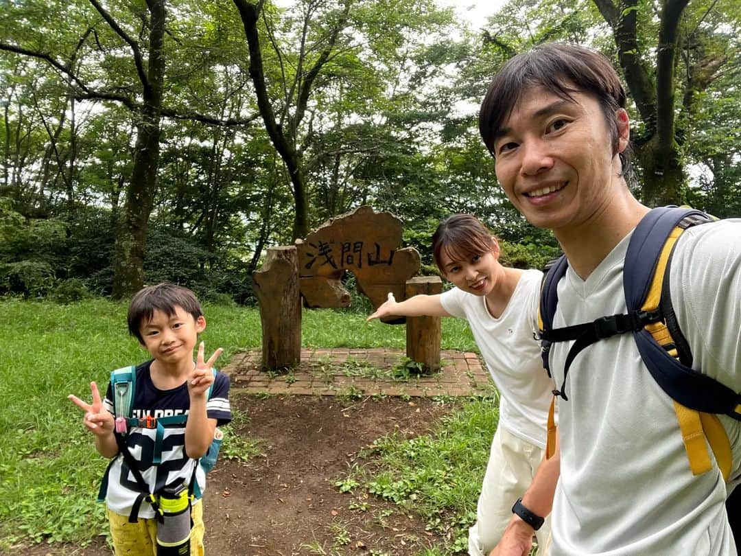 清野紗耶香さんのインスタグラム写真 - (清野紗耶香Instagram)「今回は夫の行きたい場所に…🏕ズバリ、アウトドアです…！  超超超インドア派、出ても街が好きな私には辛い…(汗かくと体が痒くなるし、虫が大の苦手なので…)  しかーし！ こーたも楽しめそうで、連れて行ってあげたいと思ったこと、割りといつも私が行きたいところに行っていること、運動不足の私には丁度いいかも？と思い、 二人でいってきてもらうことも考えたけど私も行ってきましたよ、ハイキング！  以下、サイトから紹介文を転載させて頂きます(かっこ内は私の感想🫡))↓↓↓  浅間山、権現山、弘法山、吾妻山と４つの山をお散歩気分でミニミニ縦走。(ミニミニとは、いえ！急傾斜のところもあるし、7枚目参照、足場が木の根の階段、ぬかるんでいてスニーカー別のにすればよかったよね😇) 桜の名所ですが、新緑や冬枯れの時期もたっぷり自然を楽しめます。(本当に自然たっぷり！虫も規格外のデカさ！！) 大迫力の富士山や相模湾を眺めてパワーをチャージ！(あいにく曇ってて拝めなかった！) 帰りにはゆっくりできる温泉施設もあり、大満足間違いなしのコースです。(疲れすぎて温泉には寄らなかった！)  エリア：	 関東  ジャンル：	 日帰り  レベル：	 初心者〜初級者(コレは間違いない。超初心者の私でも完走出来たから🫡)  歩行時間（休憩含まず）：	 2時間30分  歩行距離：	 約7.5km  最大標高差：	 224m  #秦野市 #ハイキング #プチ登山 #山歩 #ミニミニ縦走 #ミニ縦走 #浅間山 #権現山 #弘法山 #吾妻山 #鶴巻温泉 #まめちょびん #8歳 #小学3年生 #自然の中で遊ぶ #小学生ママ #男の子ママ #子育てぐらむ #ママリ#コドモダカラ」6月25日 12時45分 - seino_sayaka