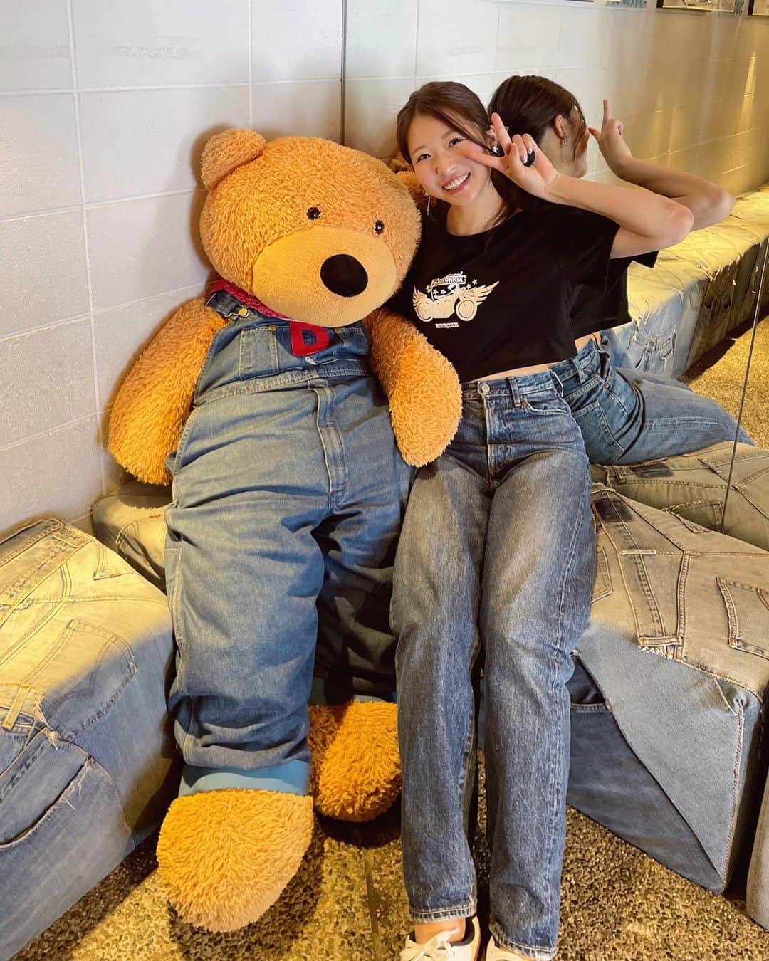 のインスタグラム：「岡山ただいま〜🍃 クマさんとお揃いデニムコーデだった💙🧸 : #美観地区 #デニムストリート」